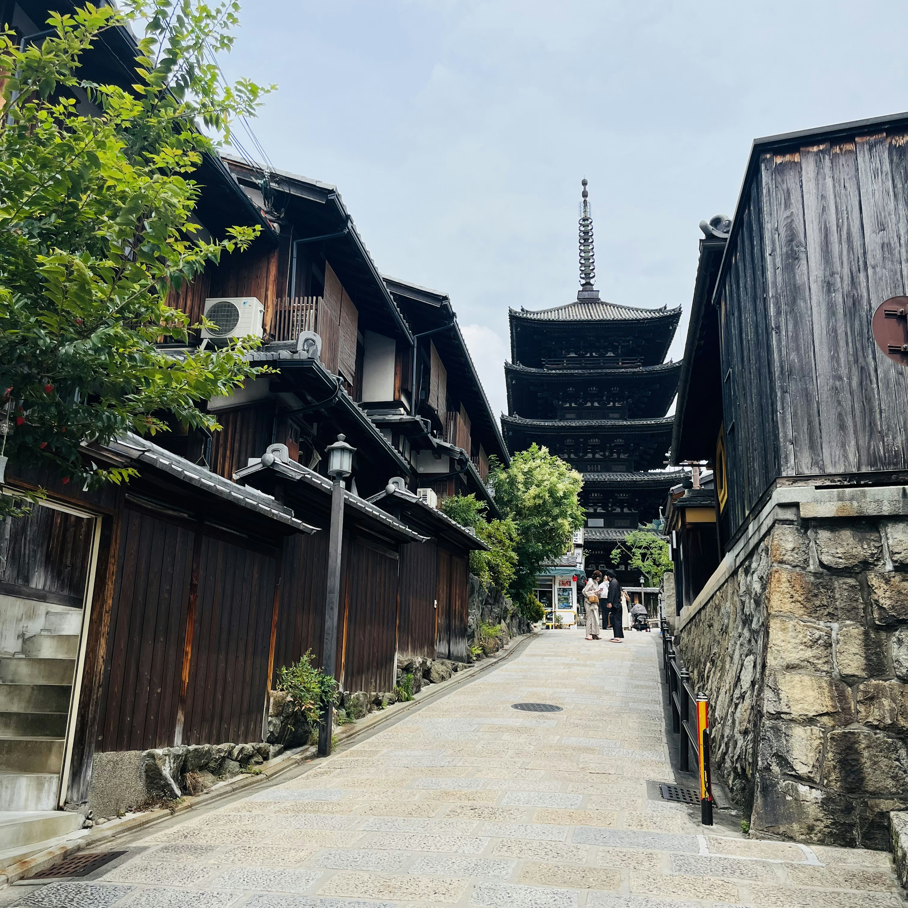 Malerscher Blick auf traditionelle Holzbauten und eine fünfstöckige Pagode in einer historischen japanischen Straße