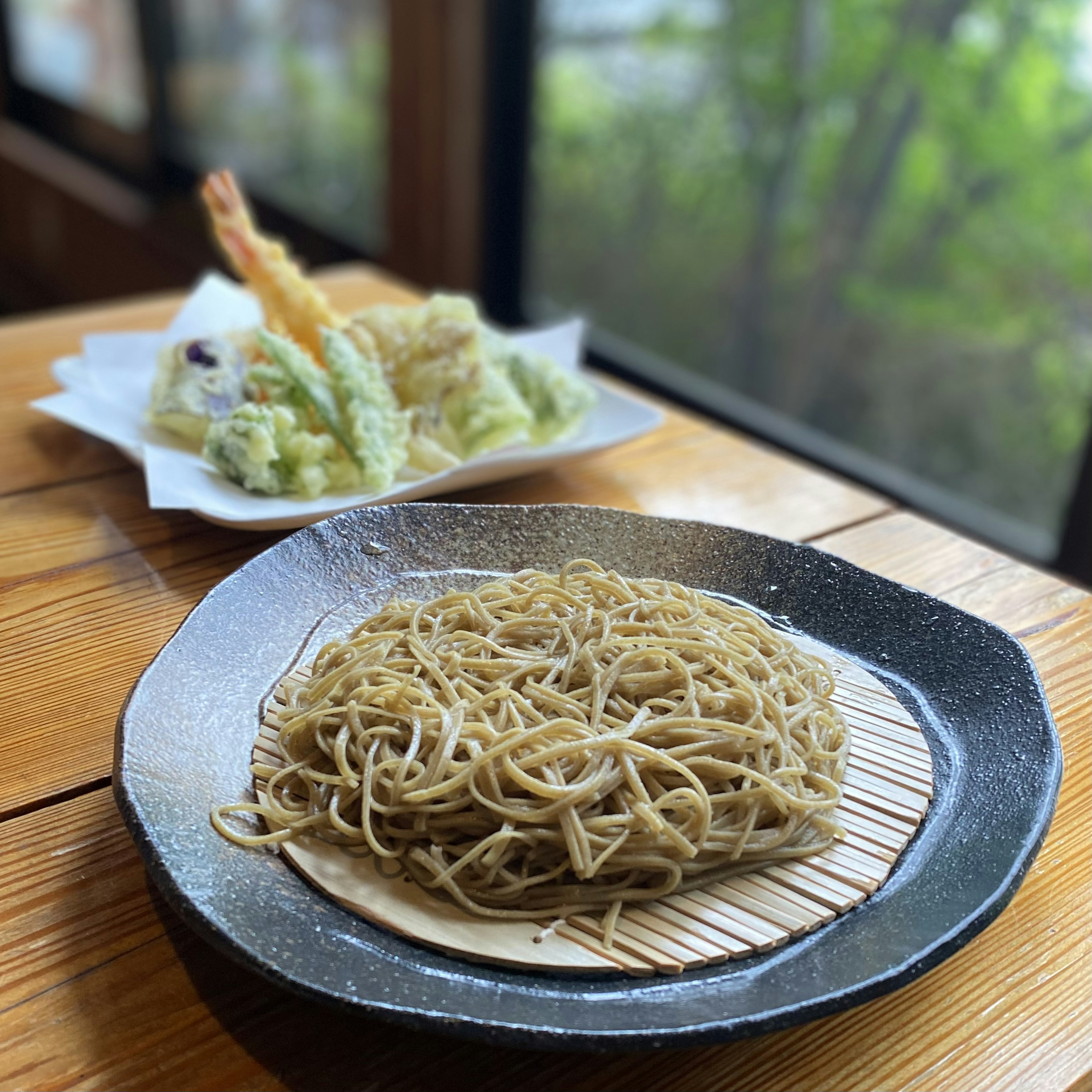 そばと天ぷらが並ぶ和食のプレート