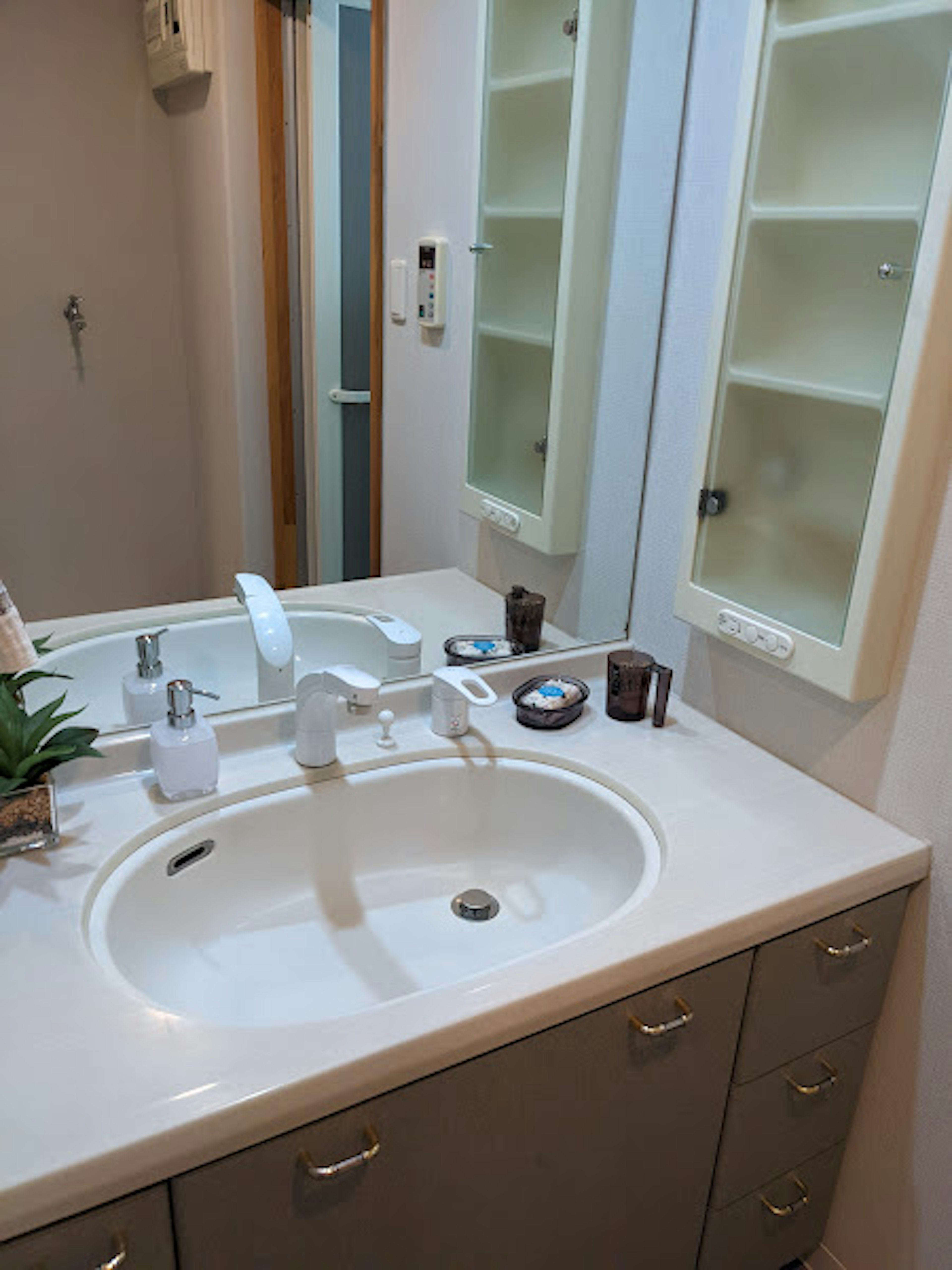 Interno di un bagno pulito con lavabo e specchi