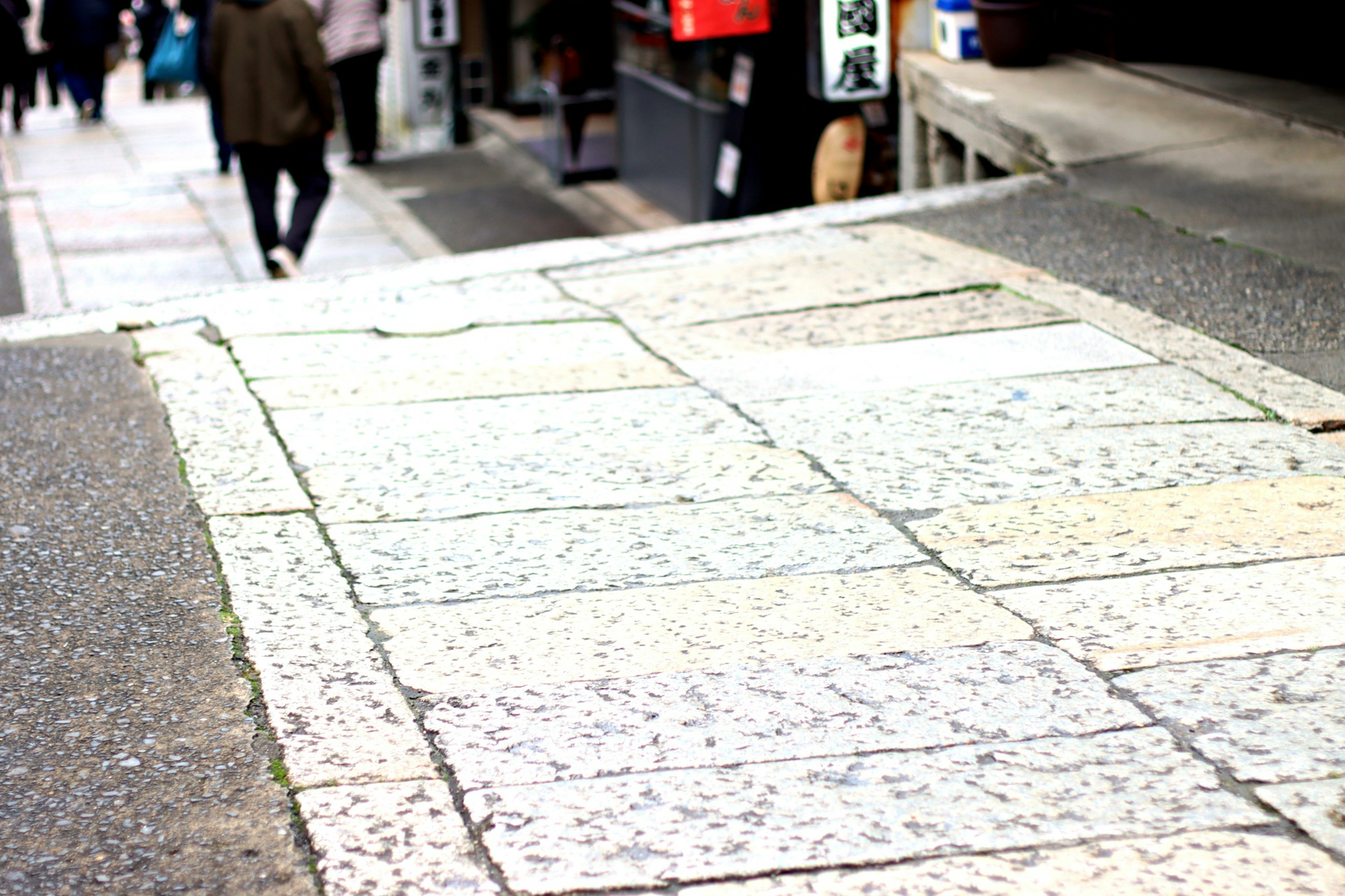 Strada ciottolosa con pedoni