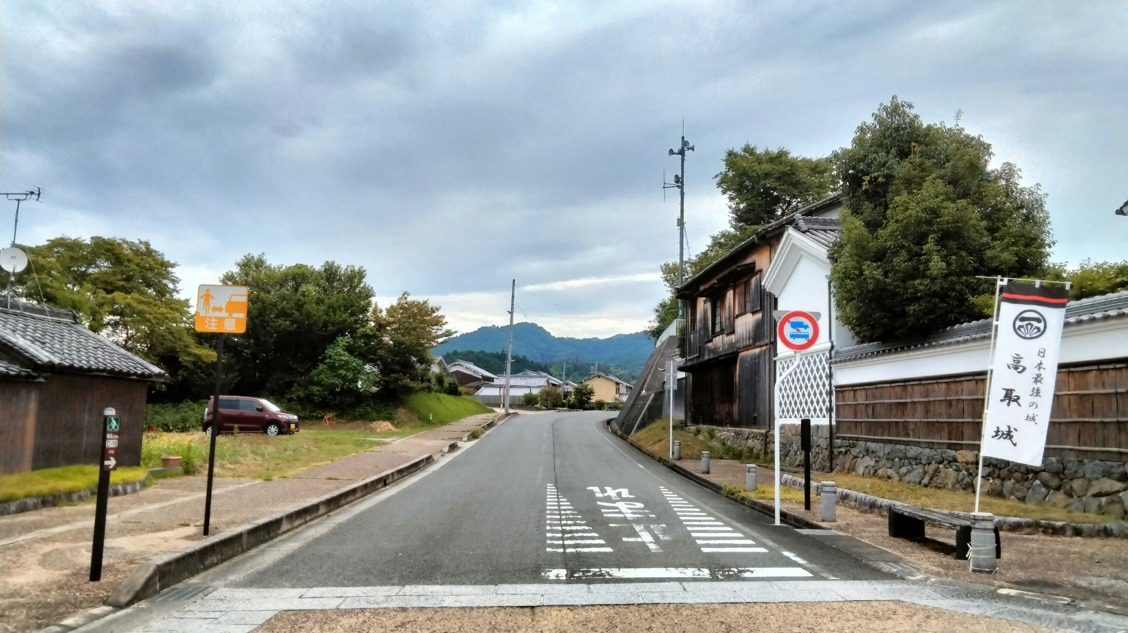 寧靜的街道，背景是傳統建築和山脈