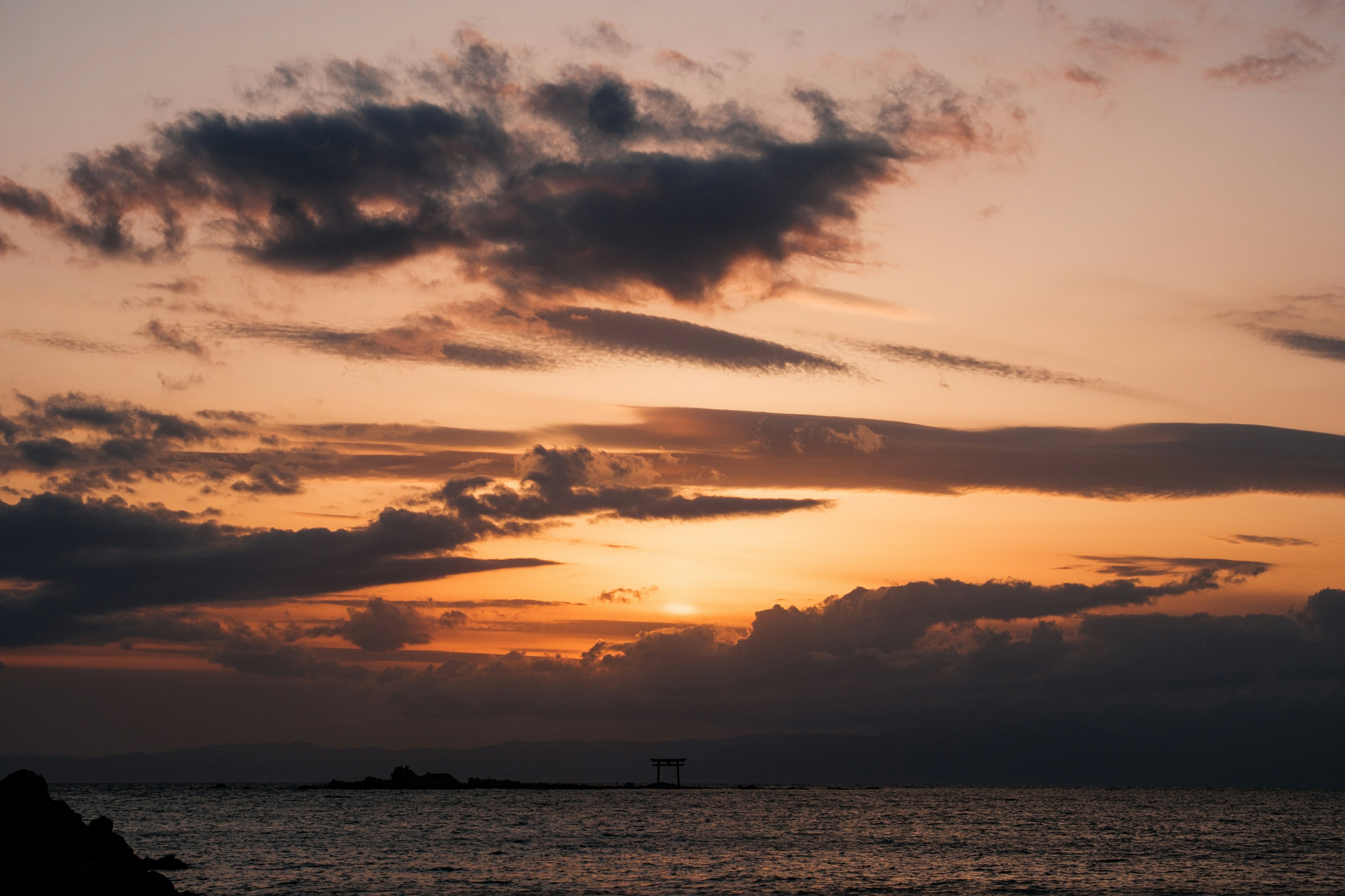 Hermoso atardecer sobre el océano con nubes