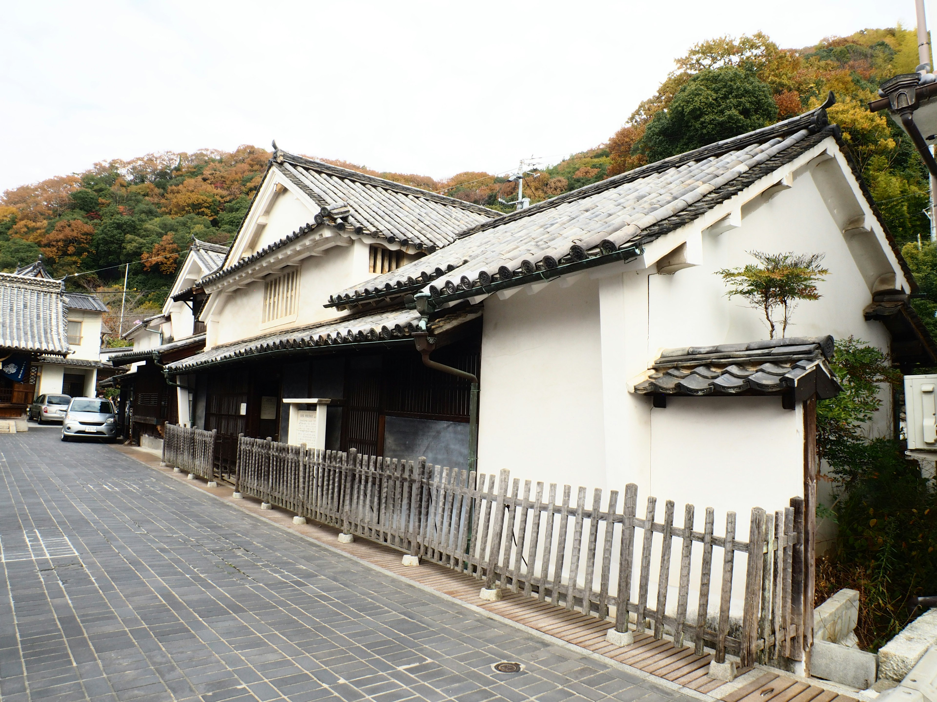 Traditionelles japanisches Haus mit einer Steinpflasterstraße