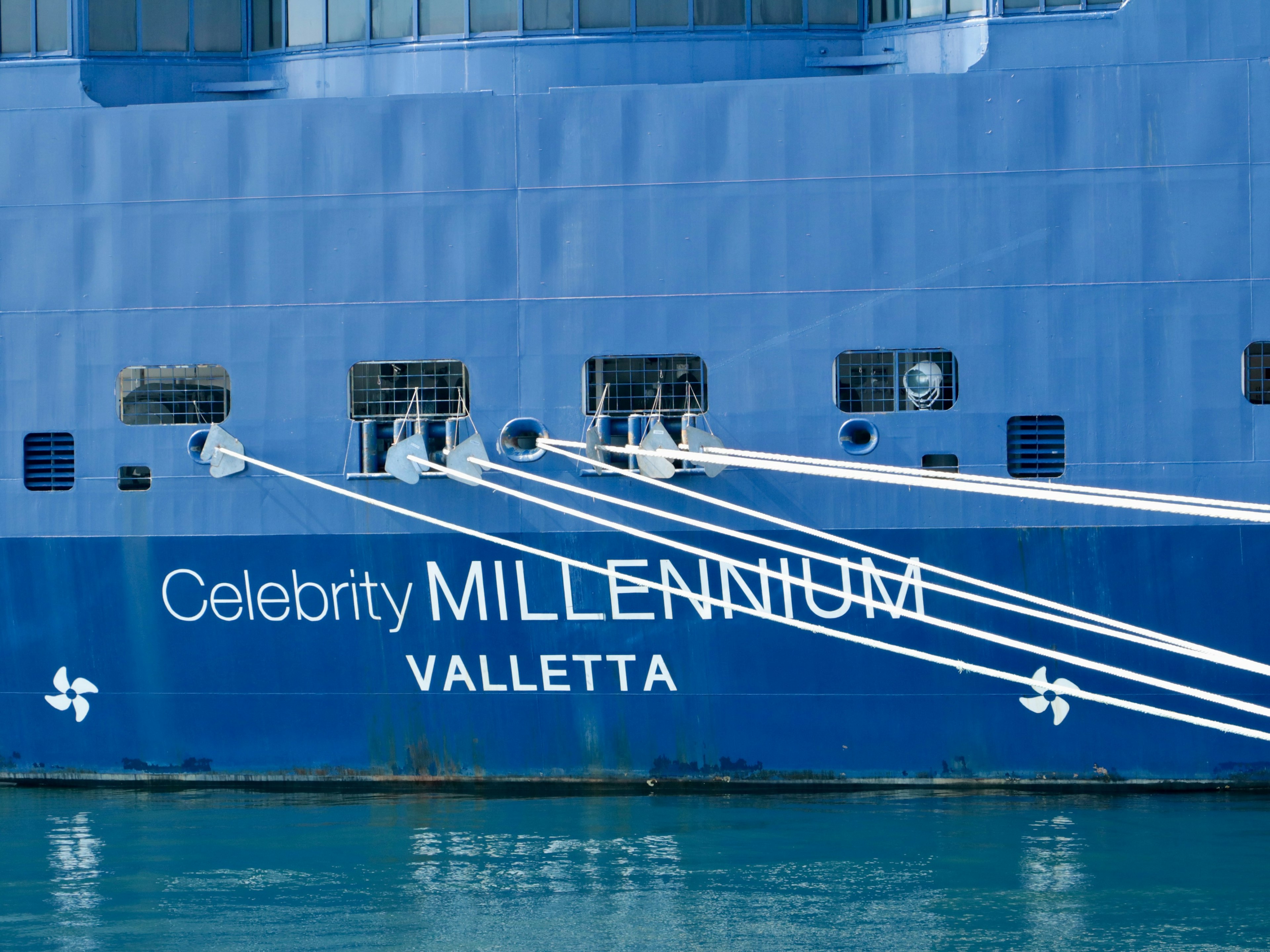 Tàu Celebrity Millennium với tên Valletta trên thân tàu màu xanh