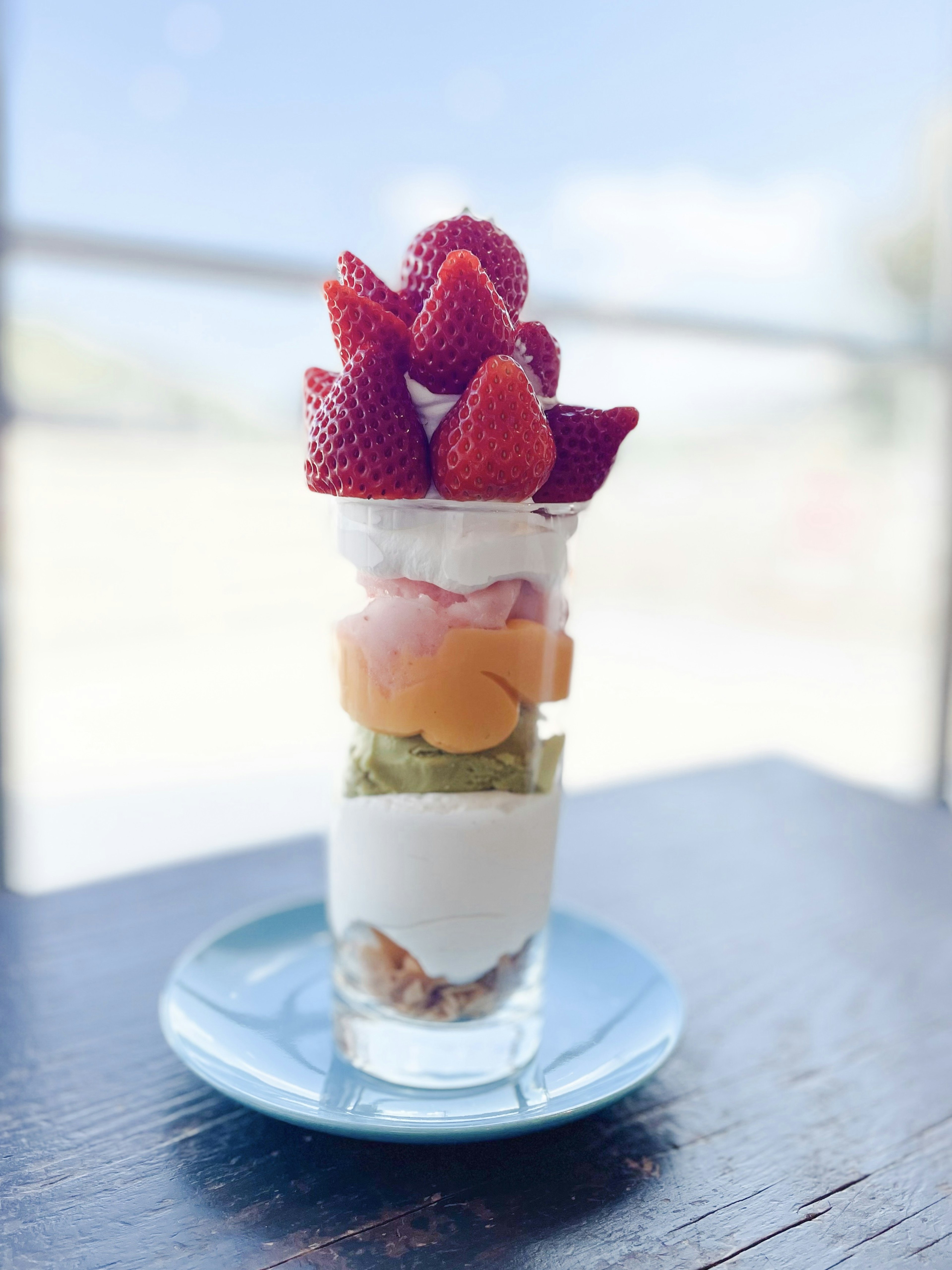 Parfait di fragole e gelato stratificato con cura