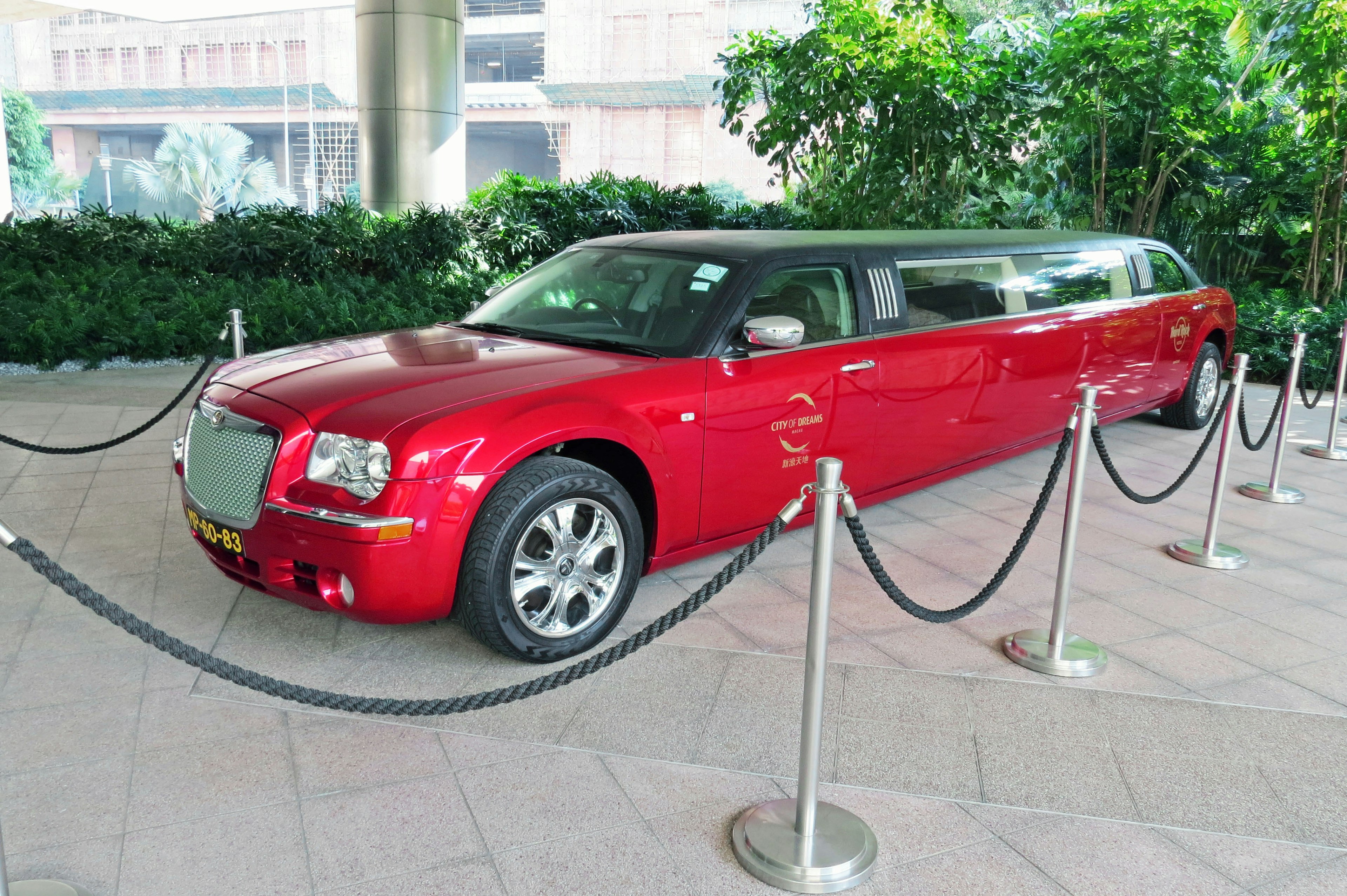 Limousine rouge garée avec des cordes autour