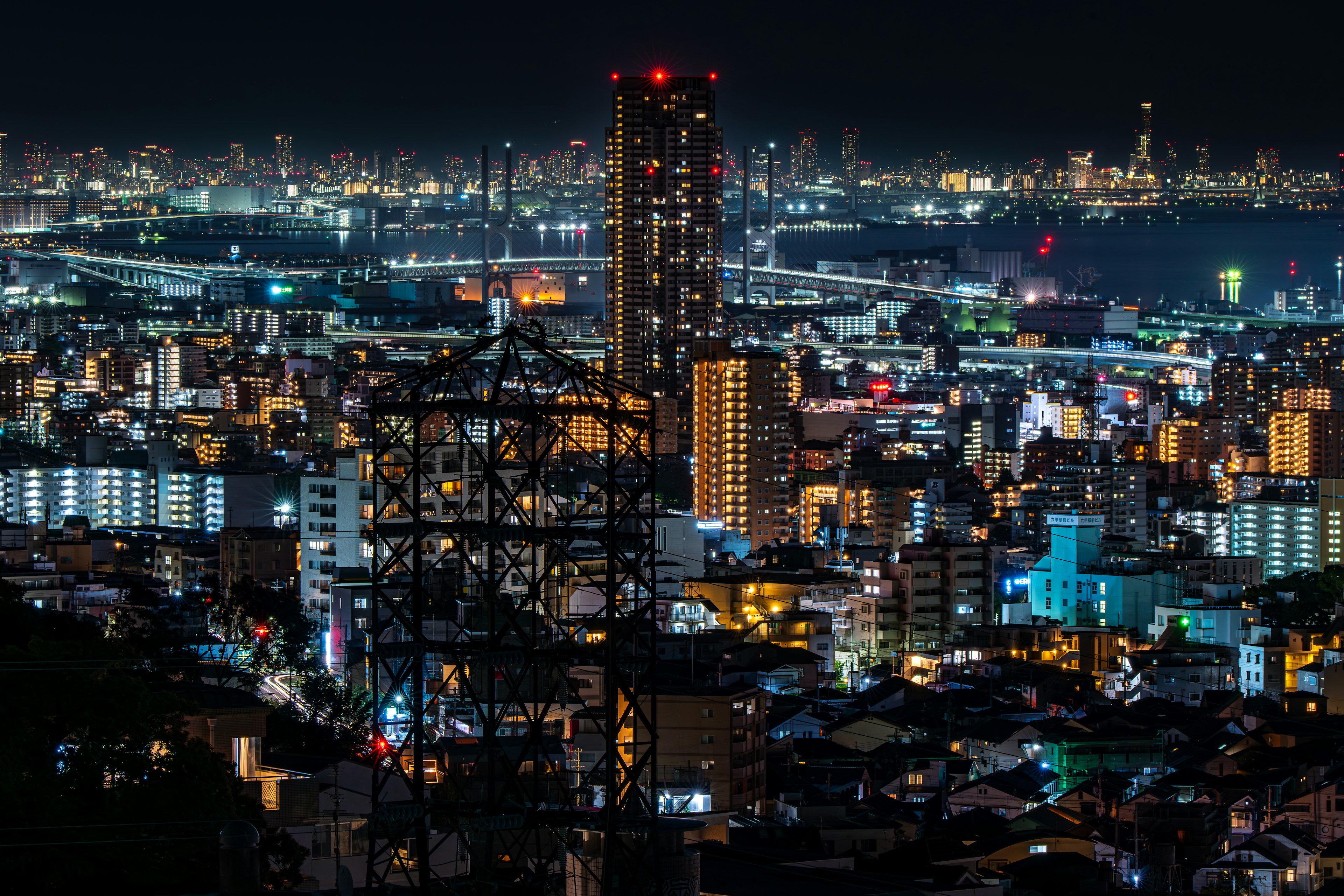 夜景の都市風景 高層ビルと光る街並み