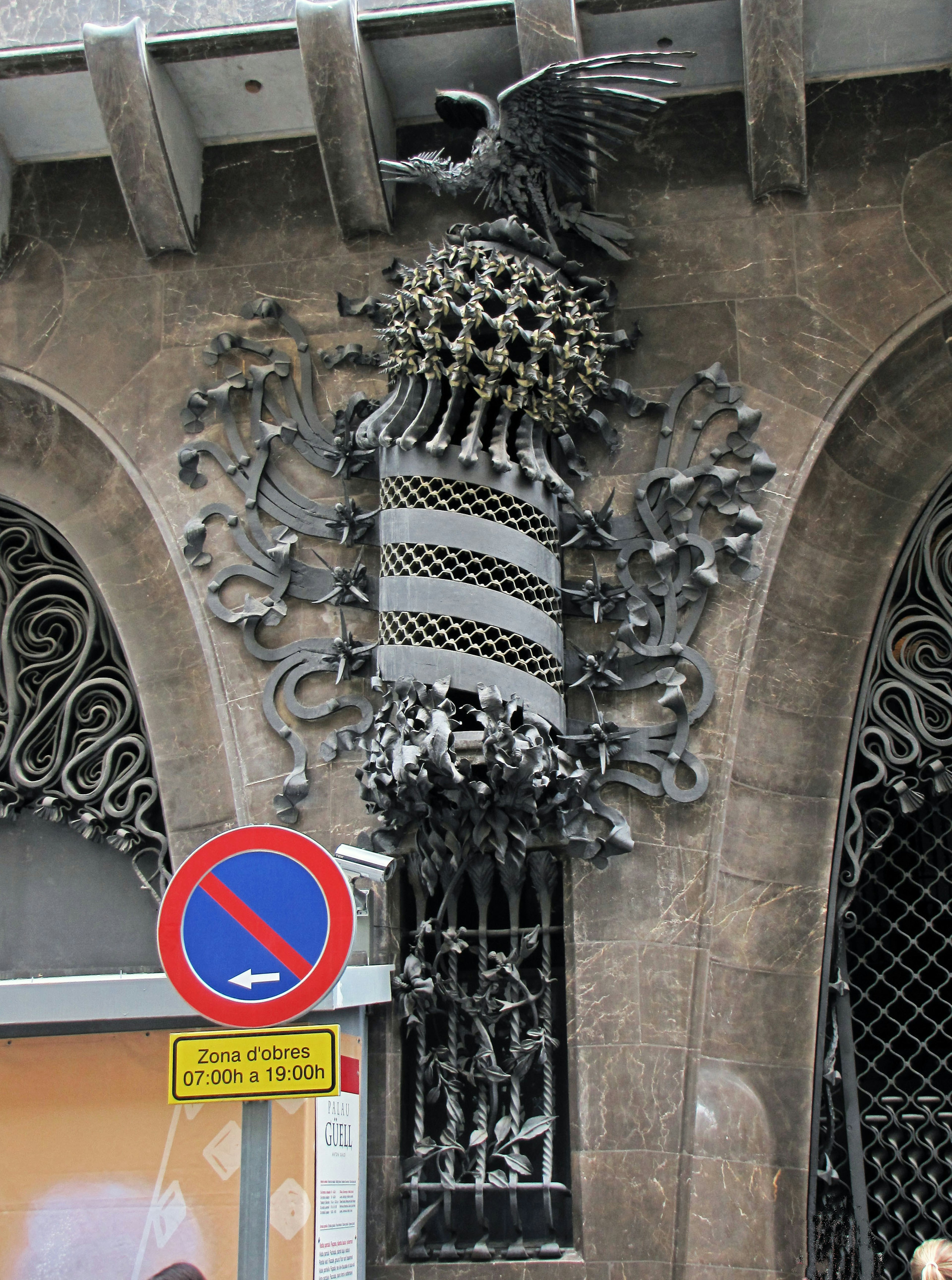 Escultura metálica decorativa fijada al exterior de un edificio