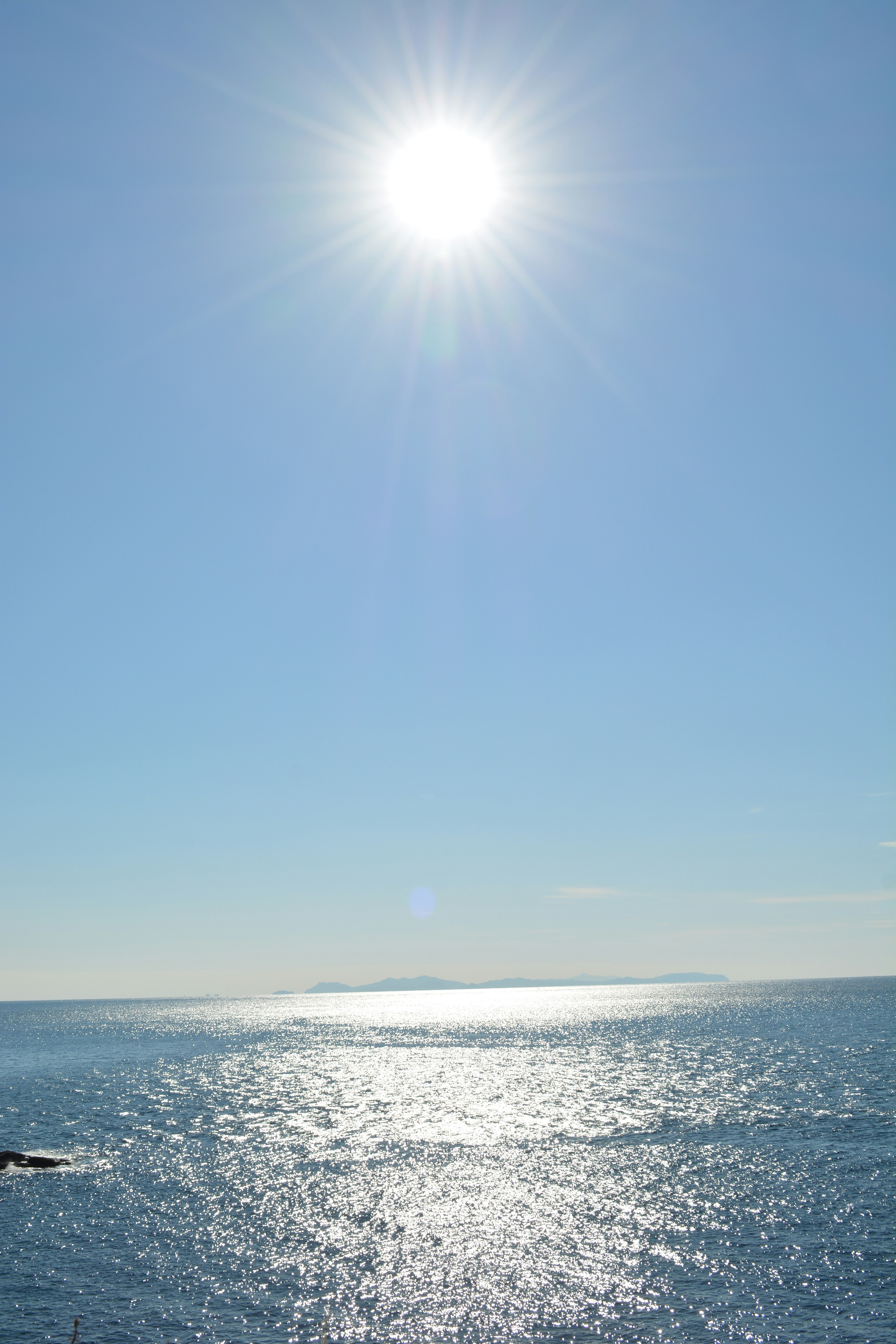 Helle Sonne über einer blauen Ozeanlandschaft