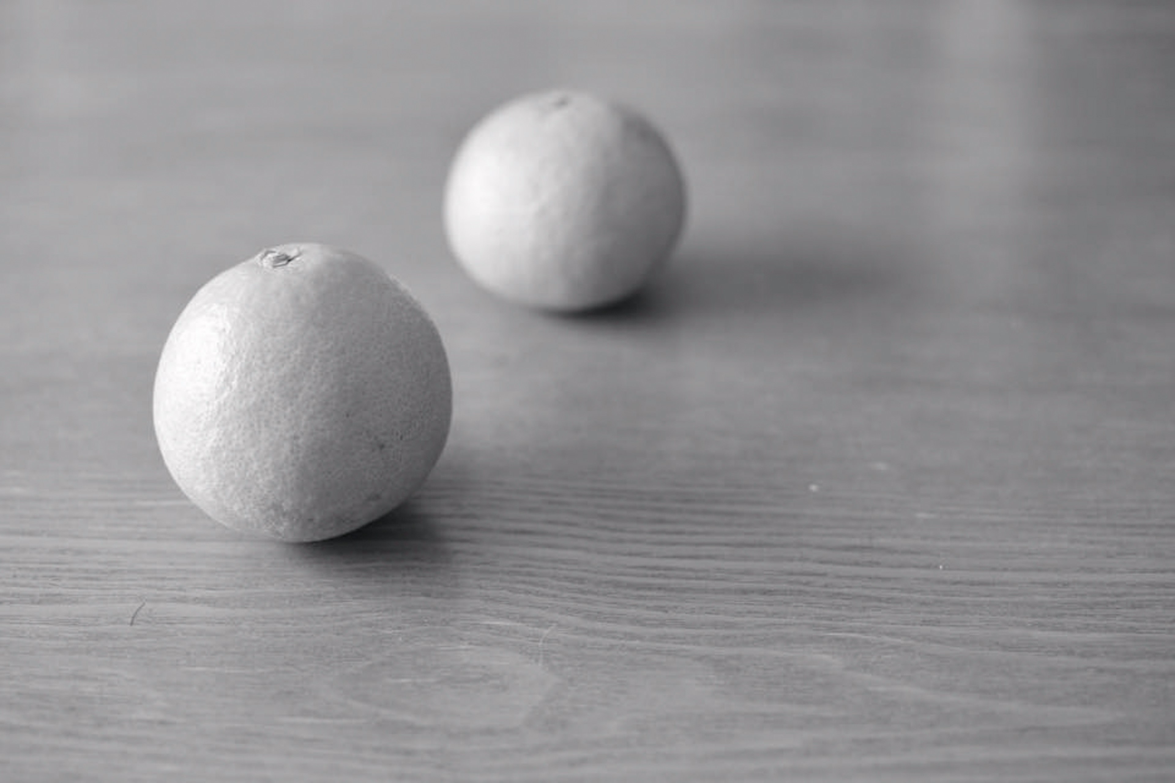 Deux oranges sur une surface en bois en noir et blanc