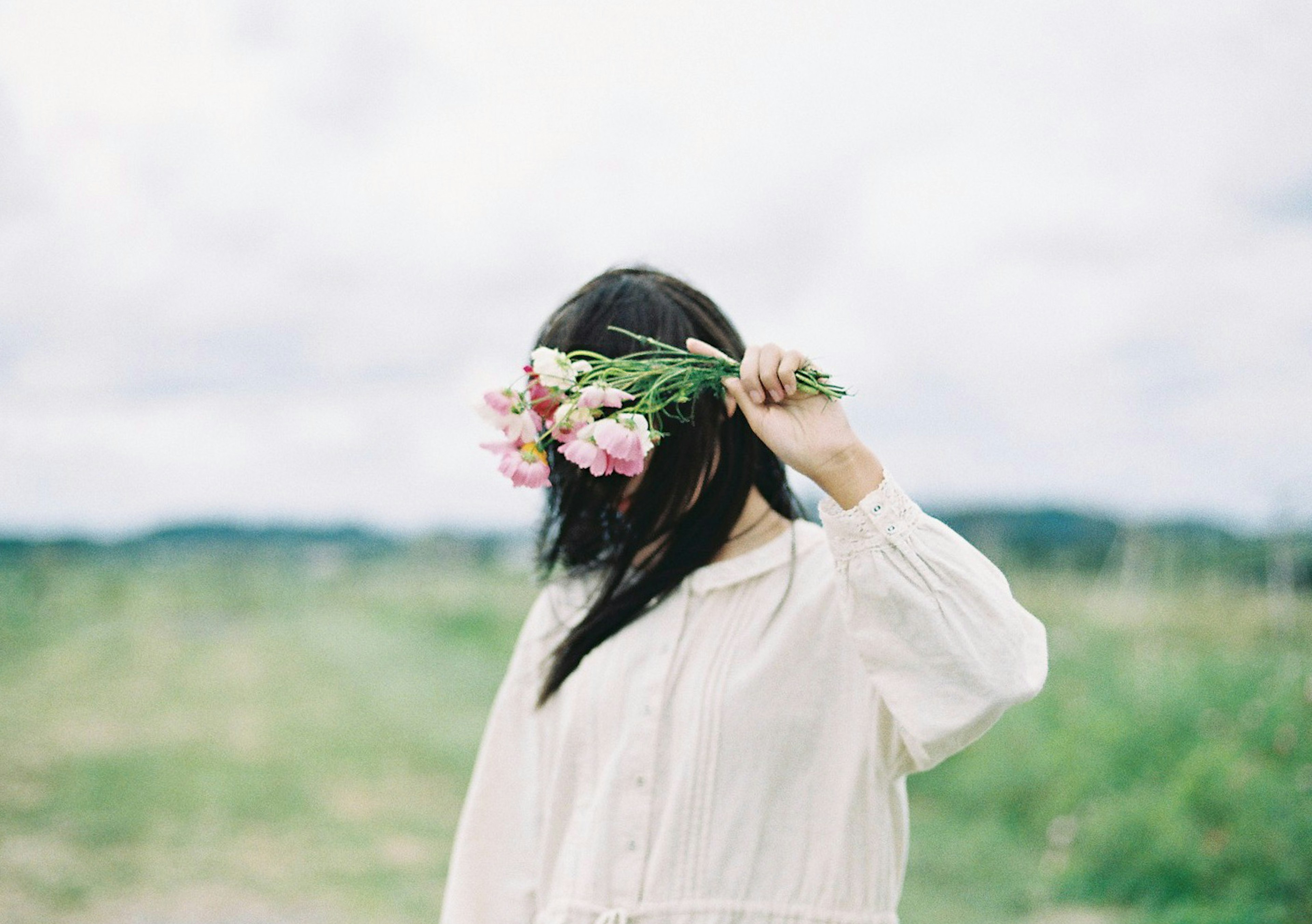 女性が花束を持っている風景の写真