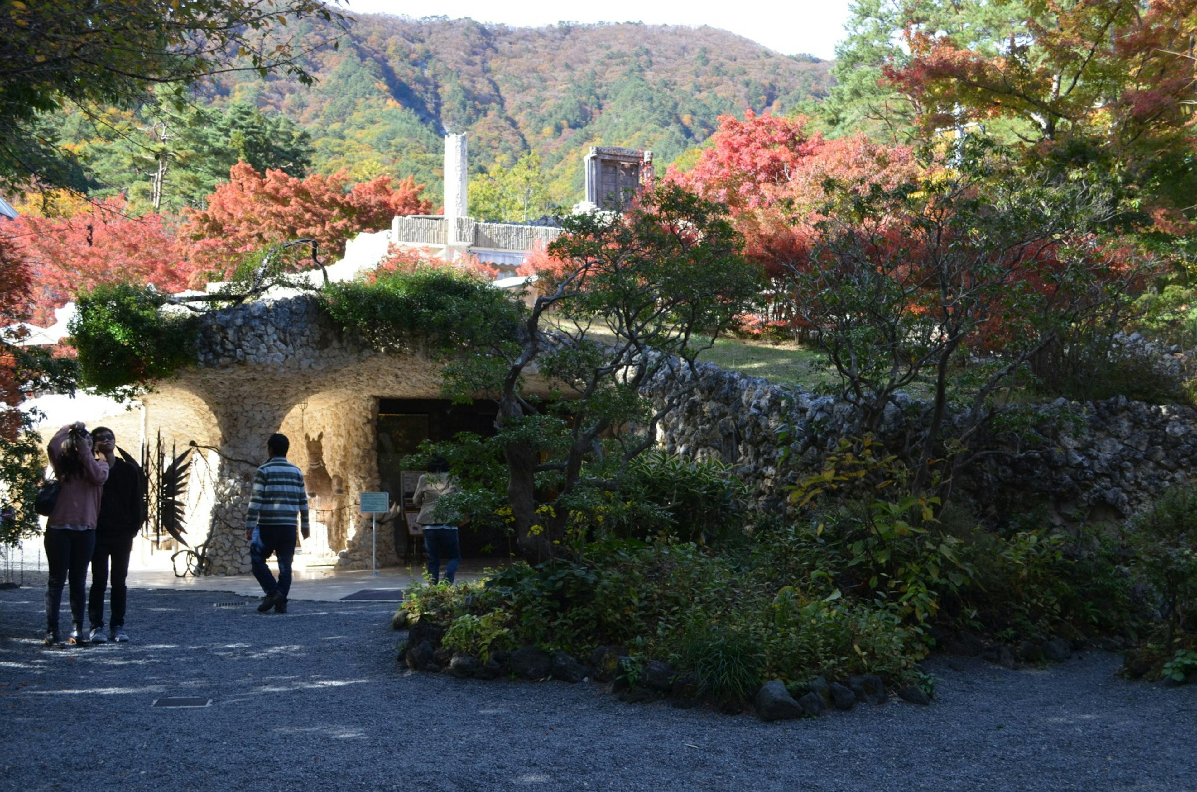 Entrée entourée de feuillage d'automne avec des gens marchant