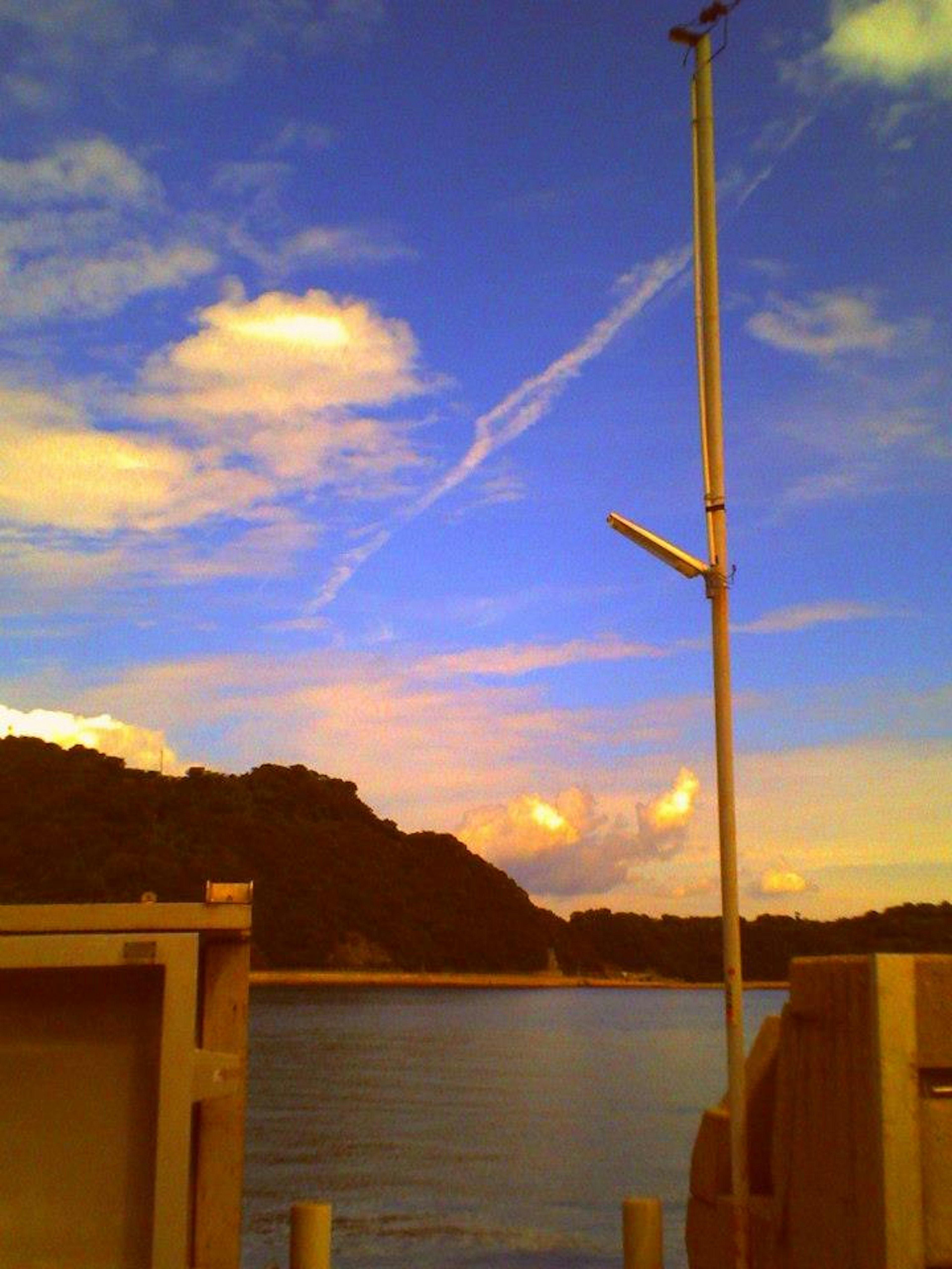 青い空と雲が広がる海の景色 機器と山が見える