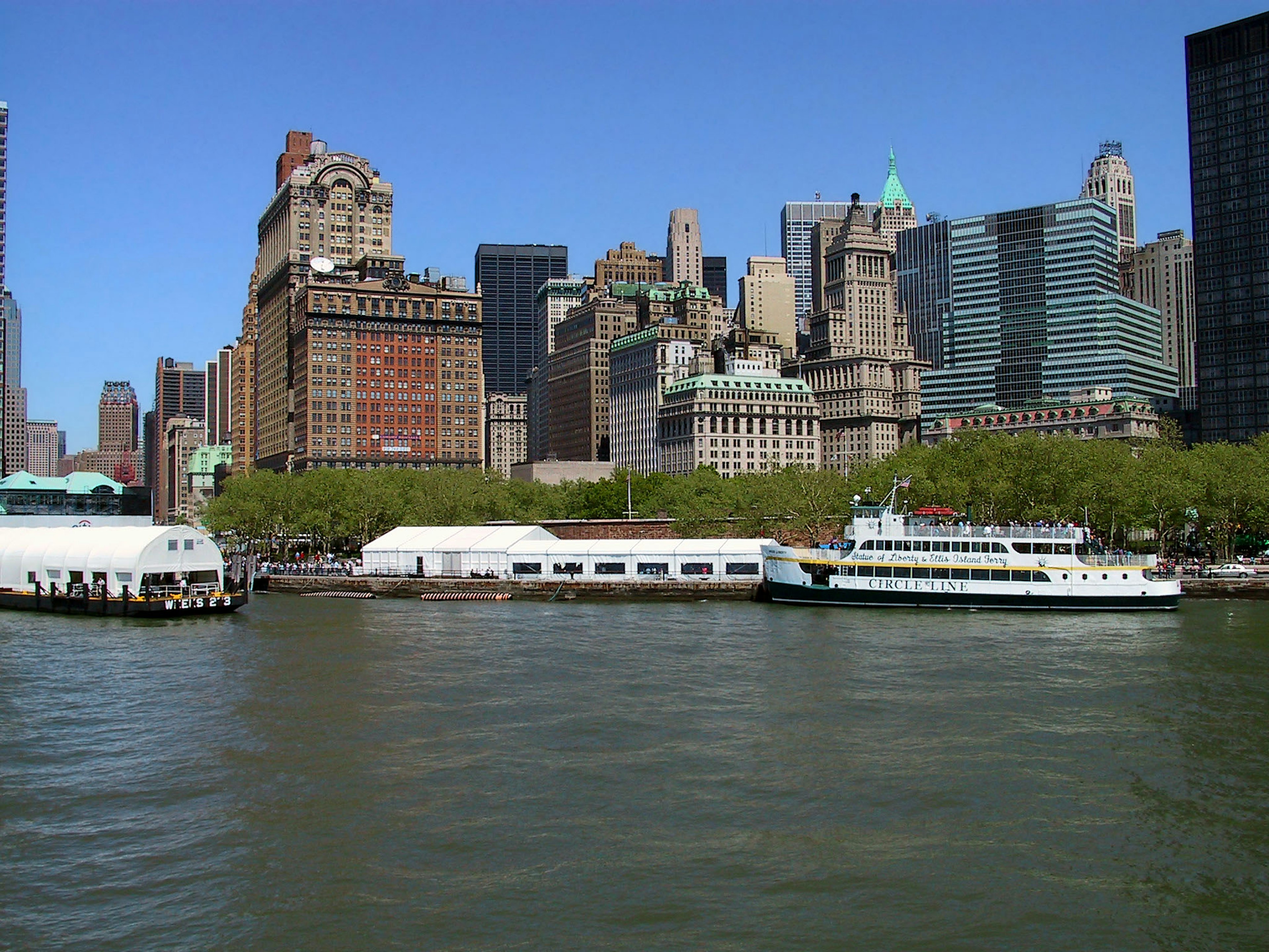 Pemandangan langit New York dengan arsitektur bersejarah dan modern di tepi sungai