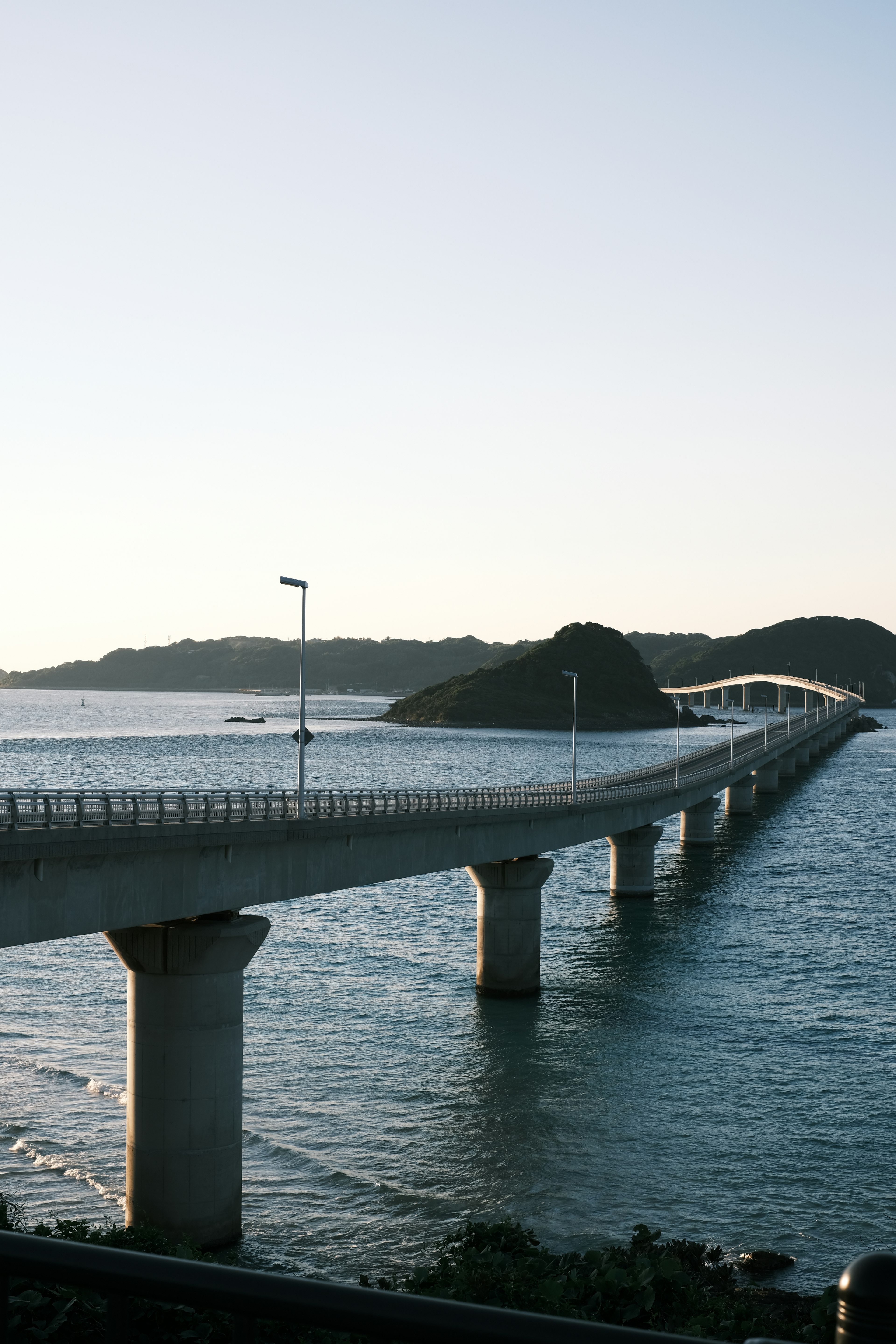 海の上に架かる橋の風景 夕暮れの空と島々