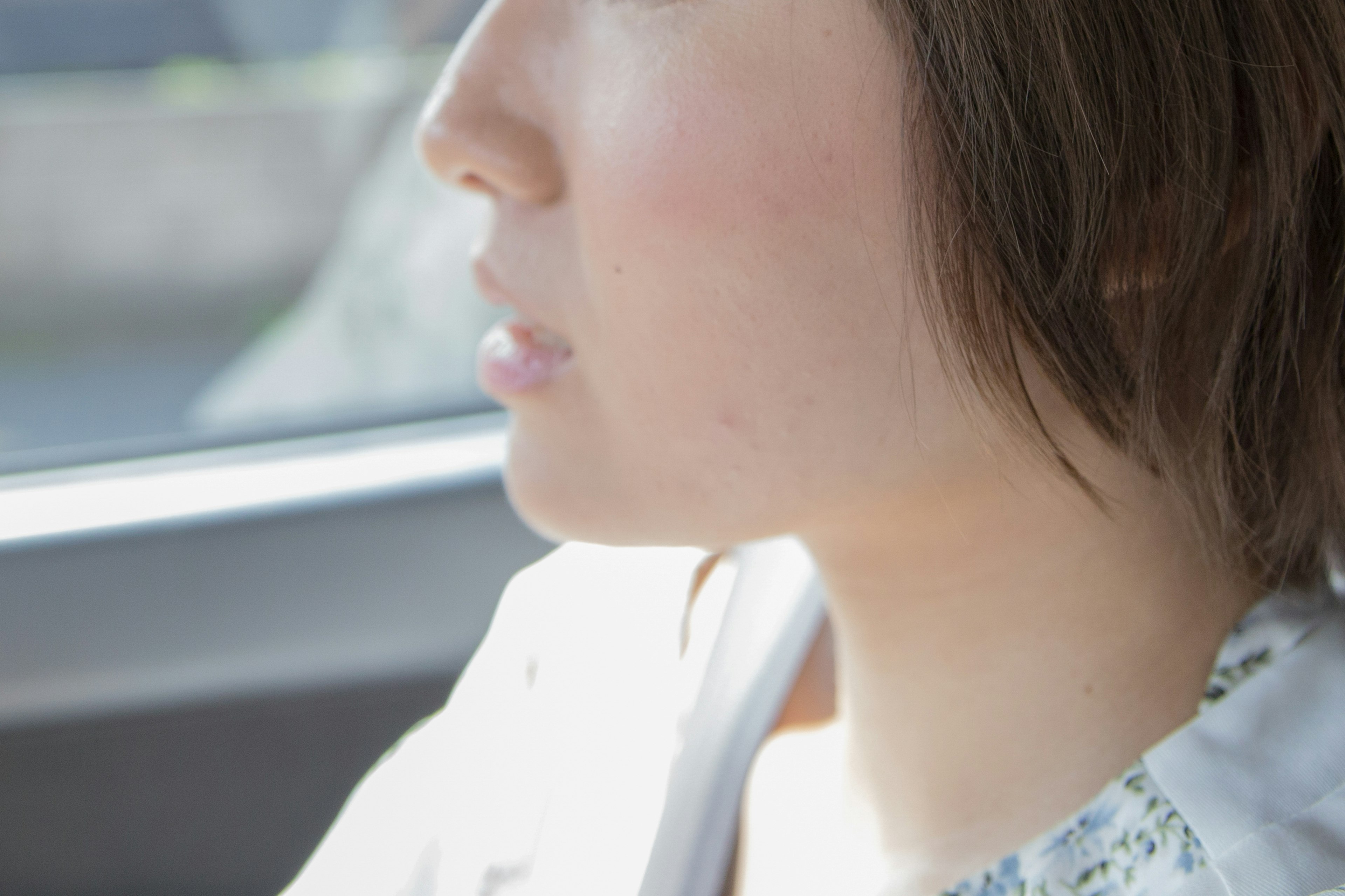 車の中で運転している女性の横顔