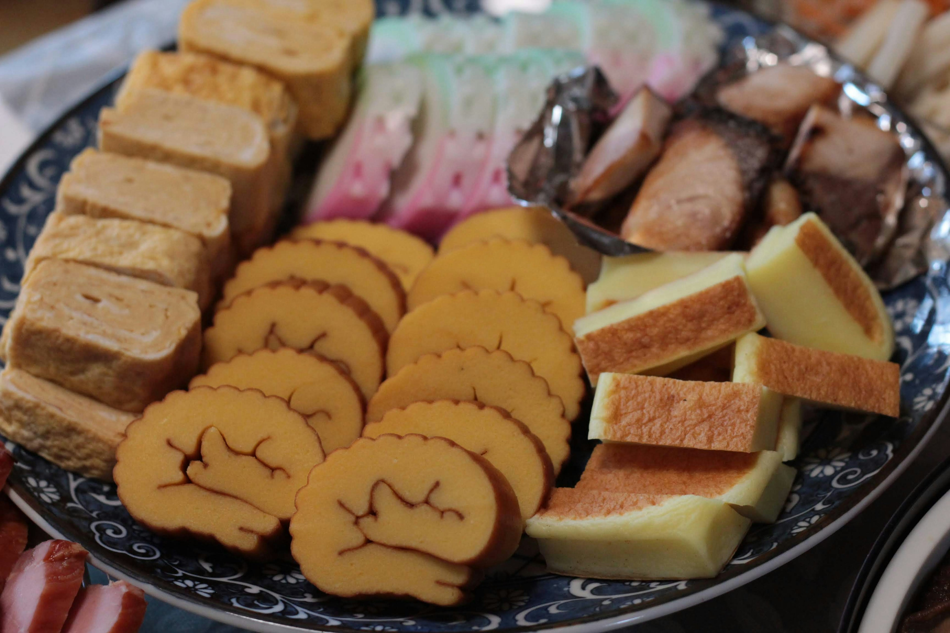 Une assiette avec des sucreries japonaises colorées et des plats traditionnels