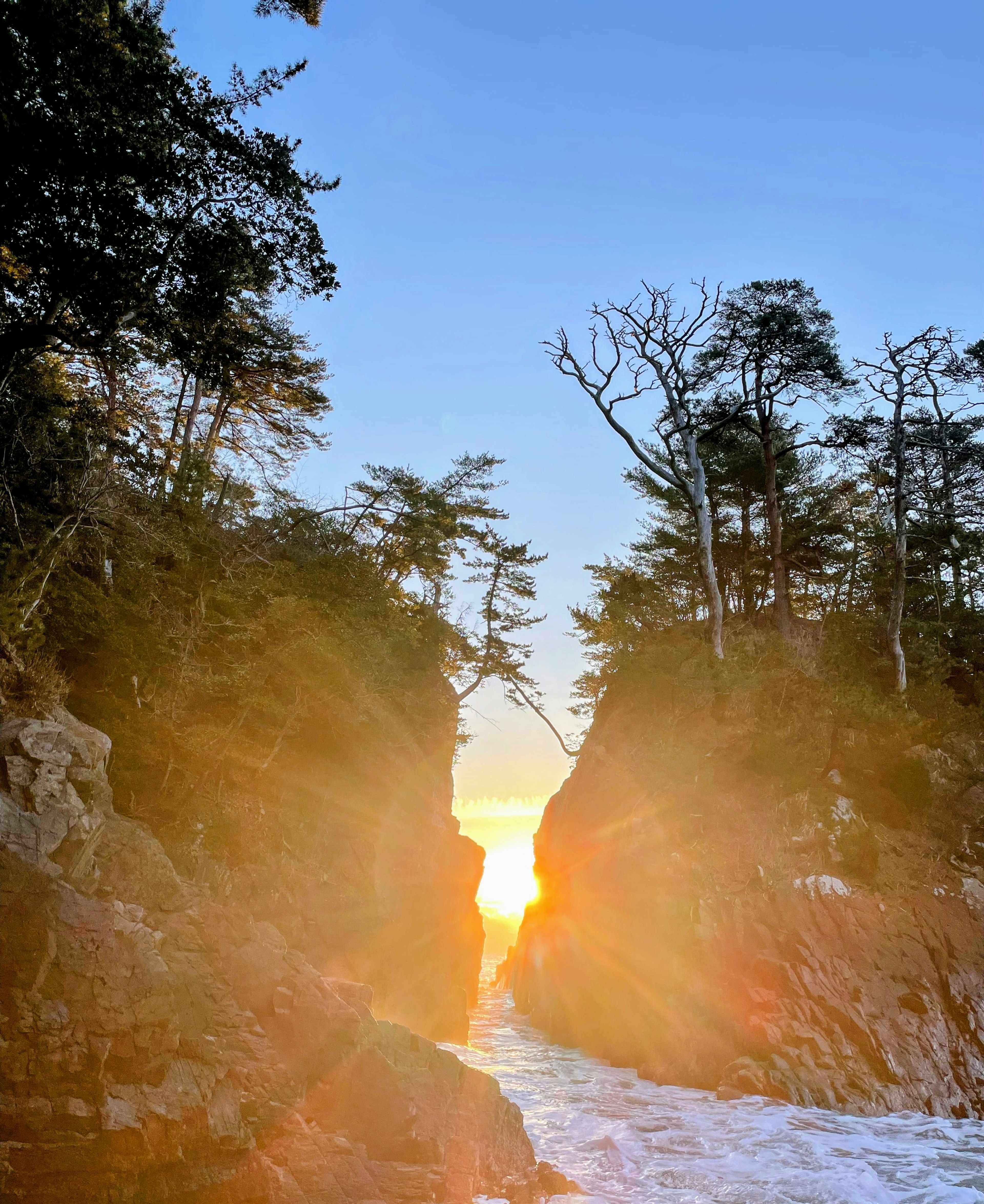 Schöne Landschaft mit dem Sonnenuntergang zwischen den Klippen sichtbar