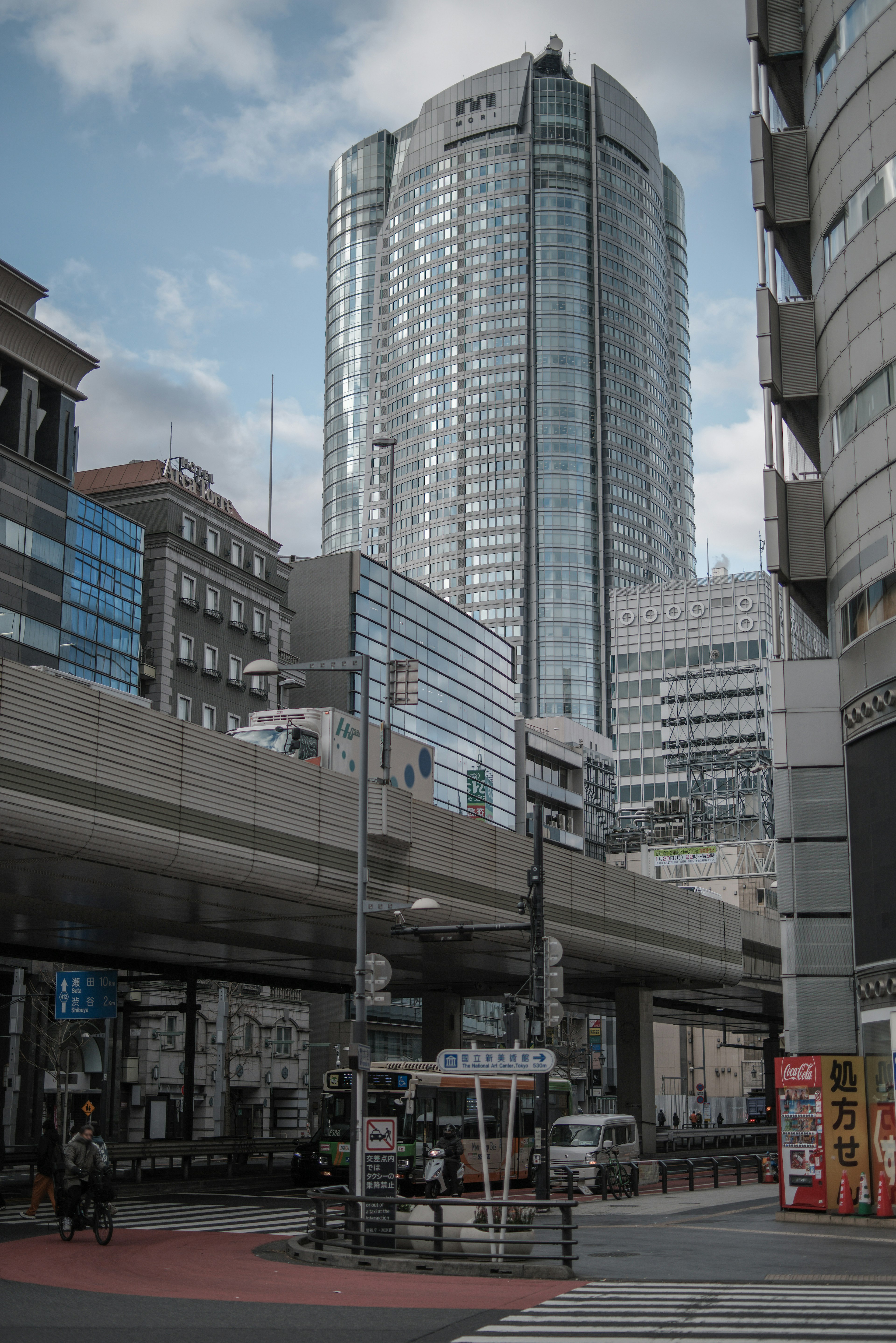 高層ビルと街の風景の写真