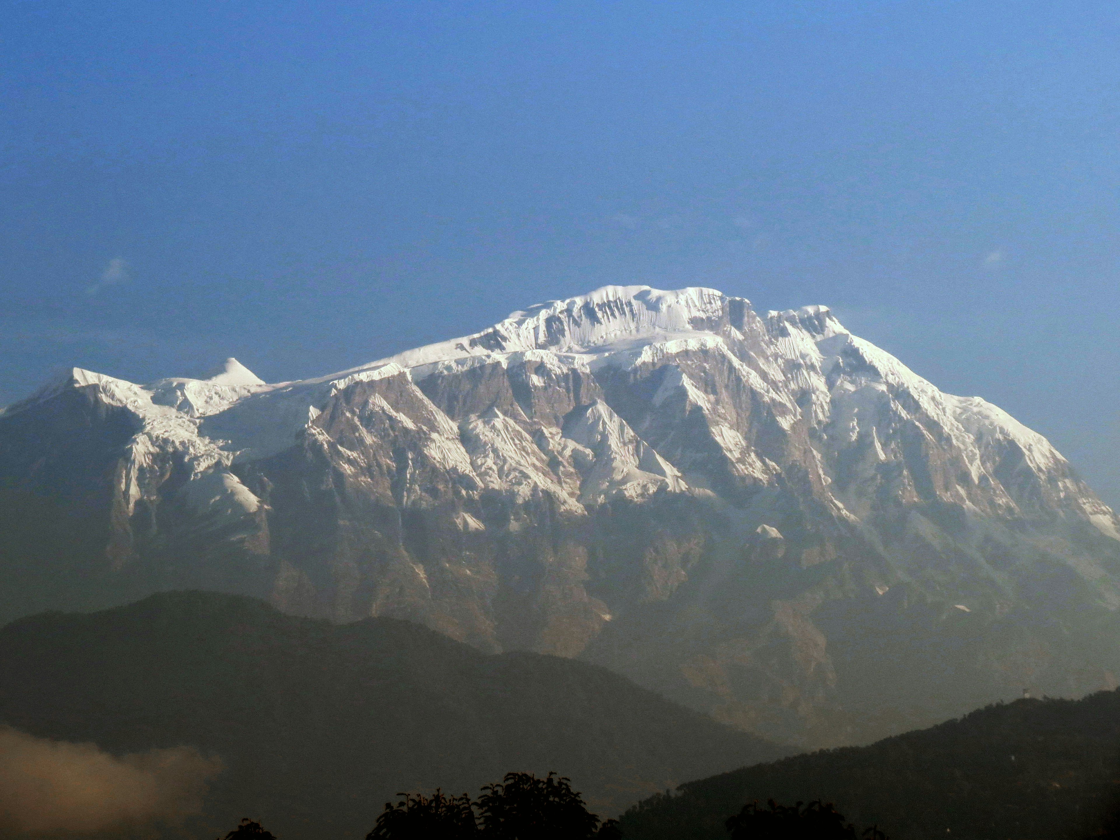 Maestose montagne innevate sotto un cielo azzurro