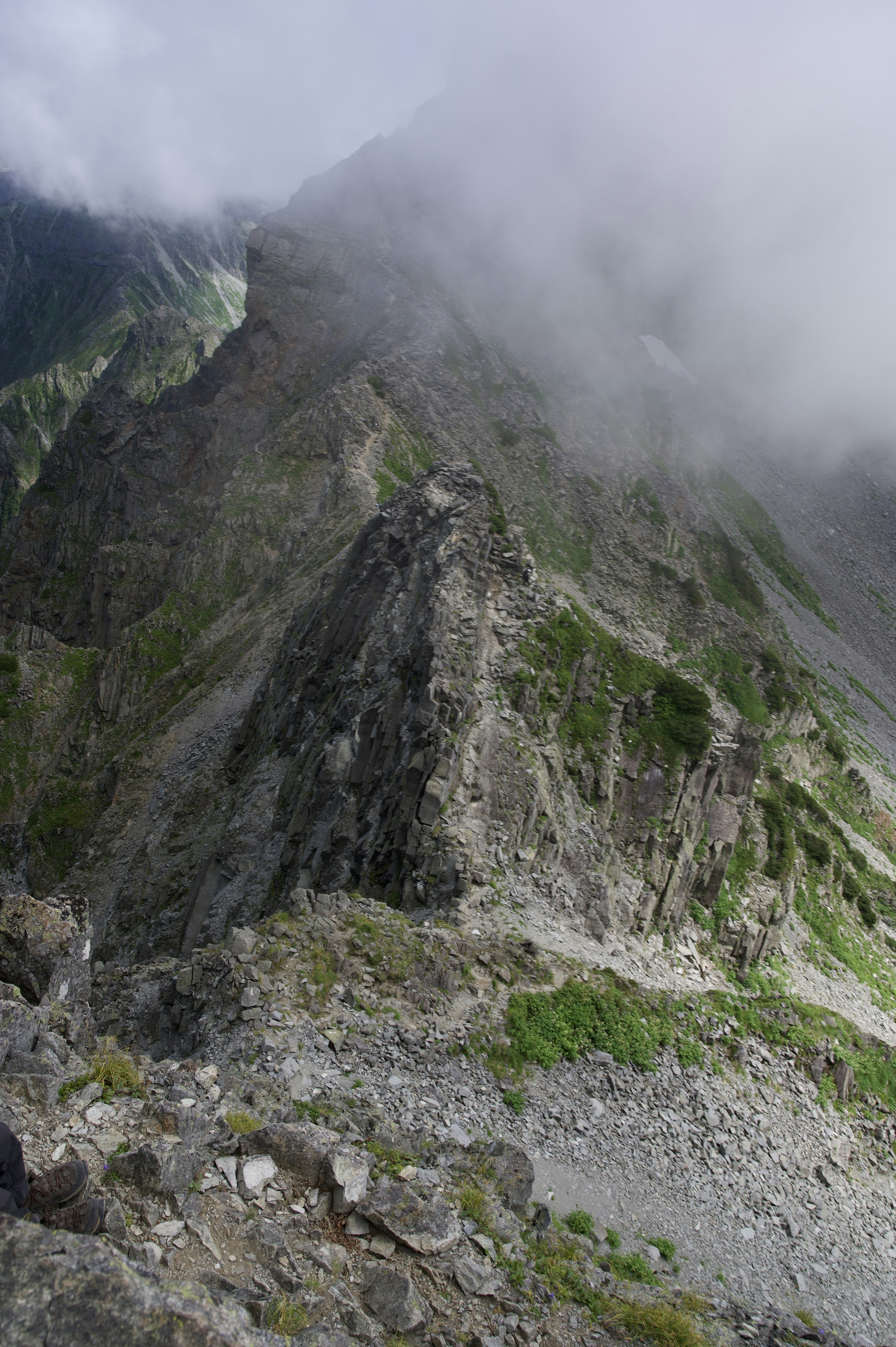 Paesaggio montano roccioso con sfondo nebbioso