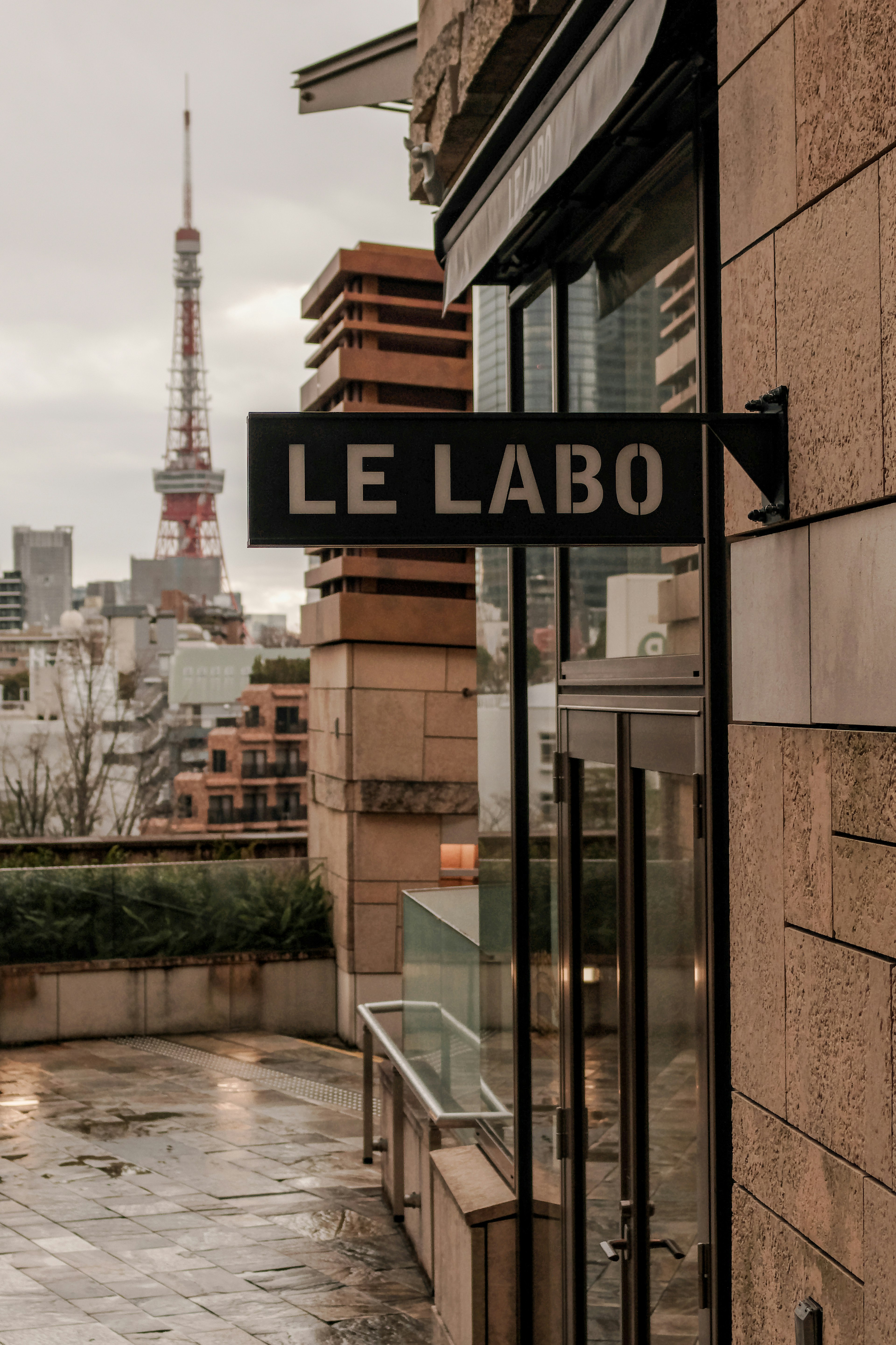 Papan LE LABO dengan Menara Tokyo di latar belakang