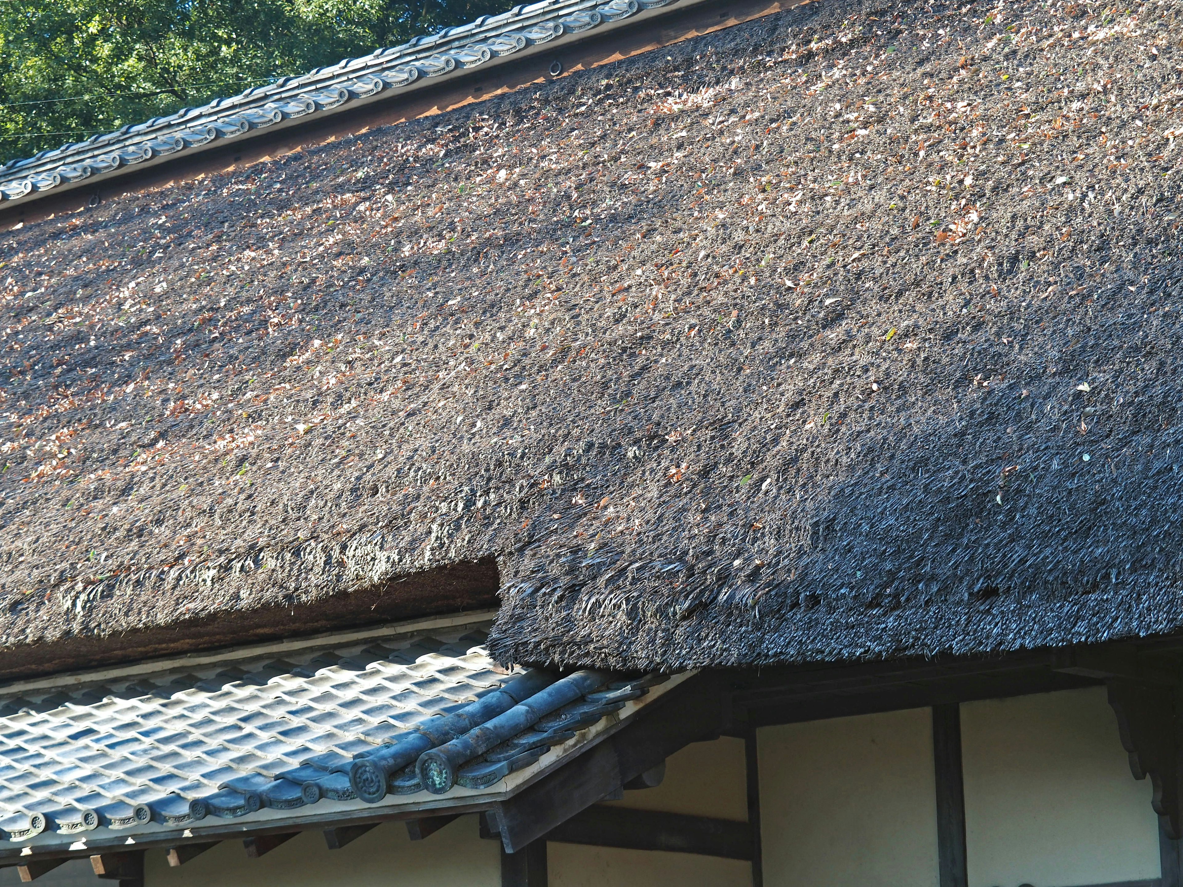 Détails d'un toit de chaume et de tuiles d'une maison japonaise traditionnelle