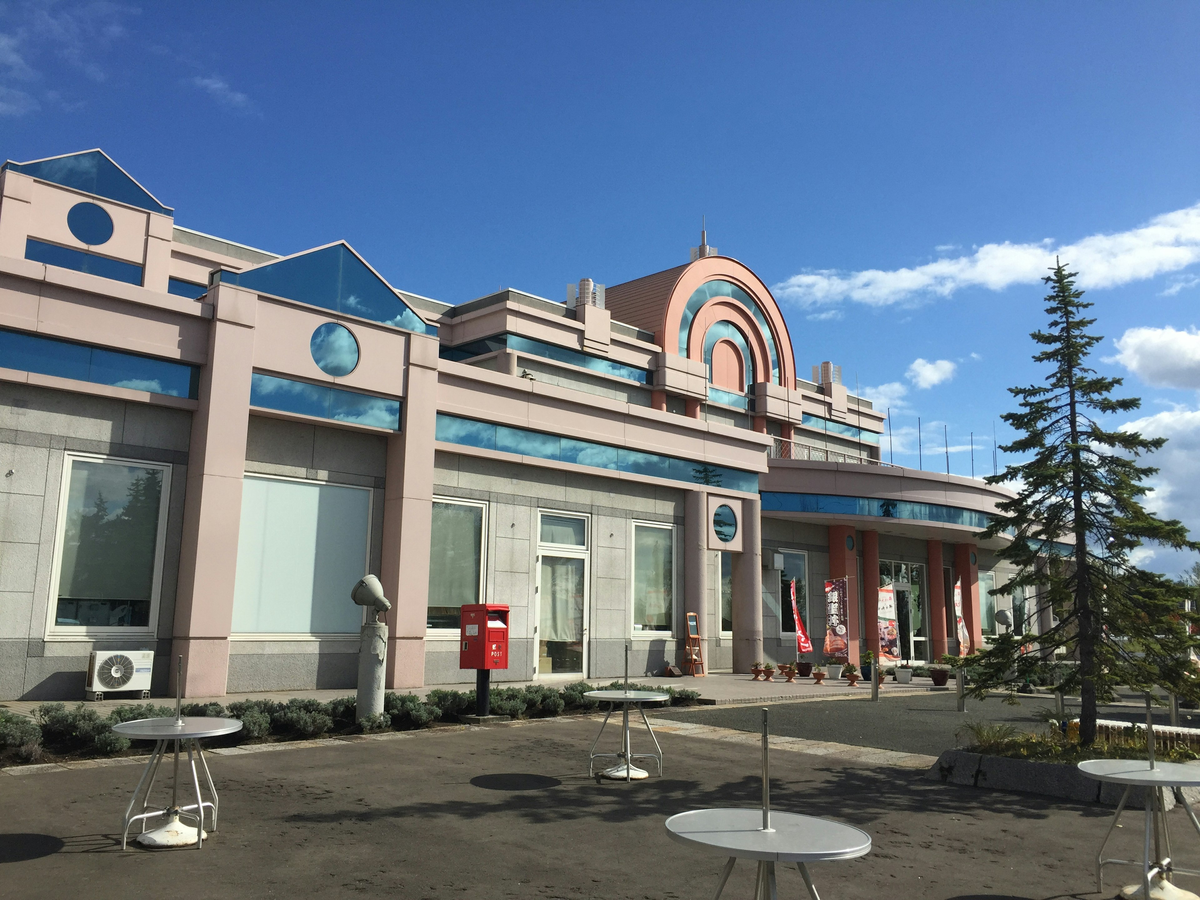 Esterno di un edificio con pareti rosa e decorazioni blu