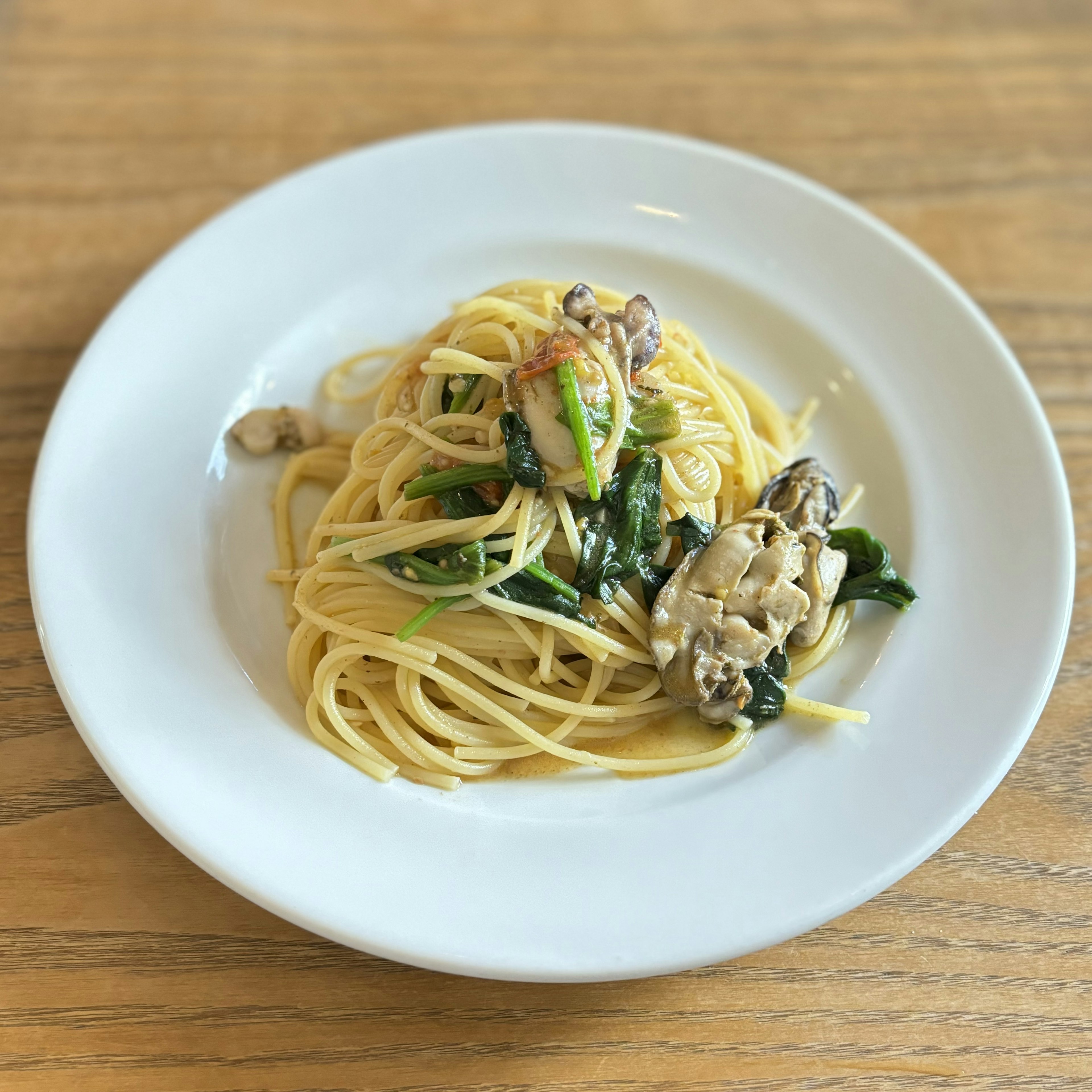 Plato de pasta cremosa con almejas y espinacas