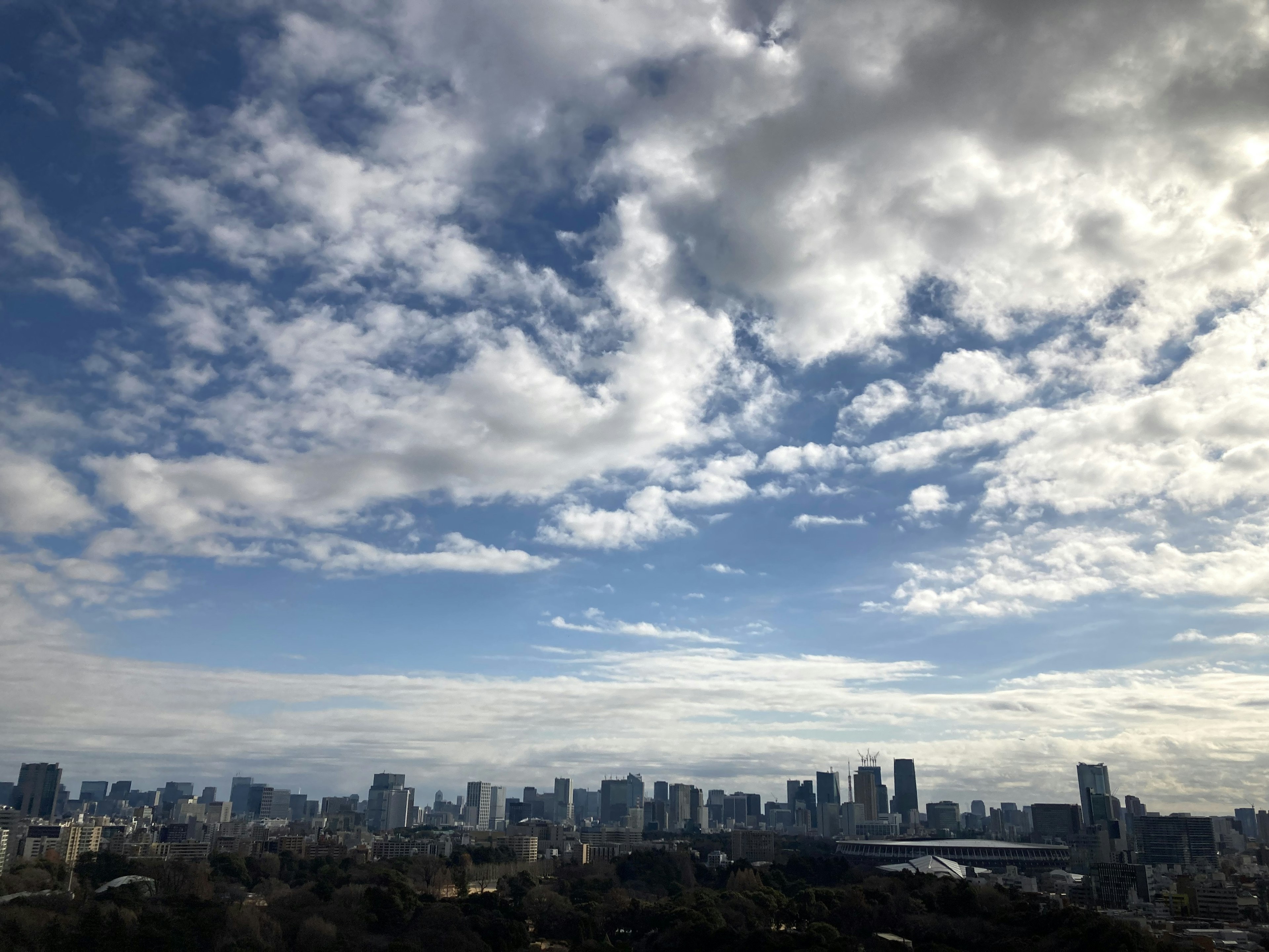 Horizonte de la ciudad con nubes y cielo azul