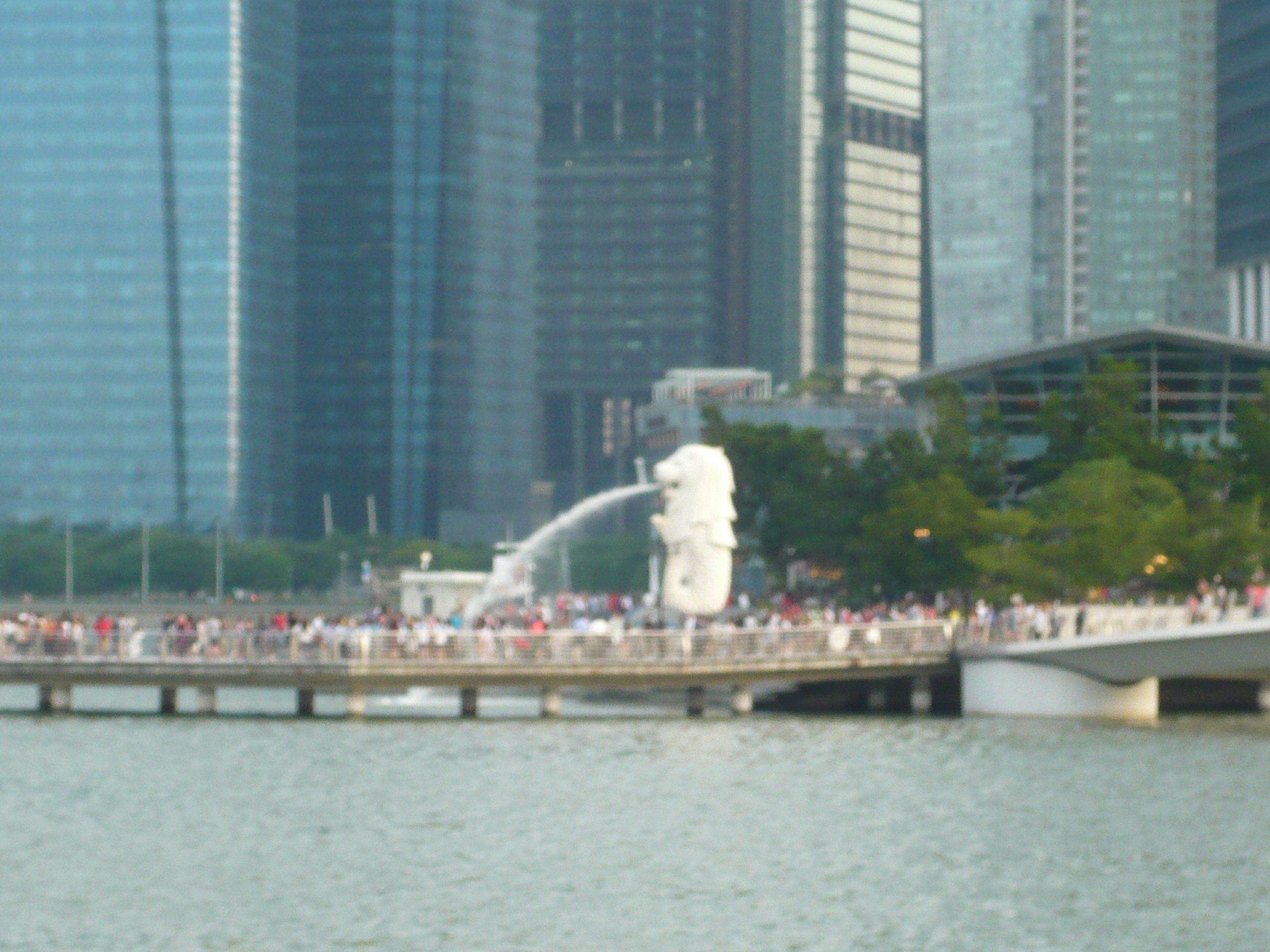 Patung Merlion dengan gedung pencakar langit di Singapura