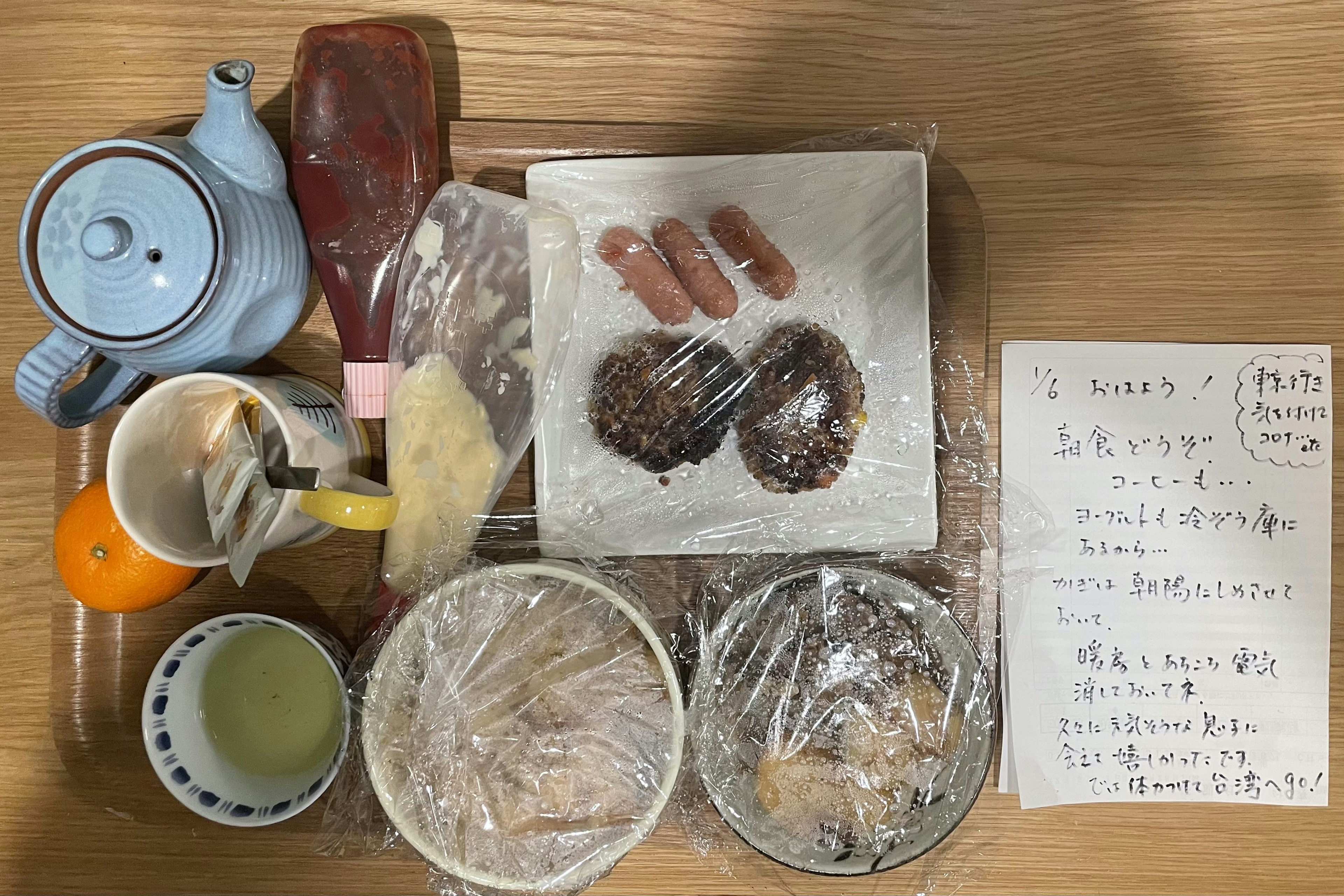 Un ensemble de plats et de boissons disposés sur une table Divers ustensiles et condiments sont visibles