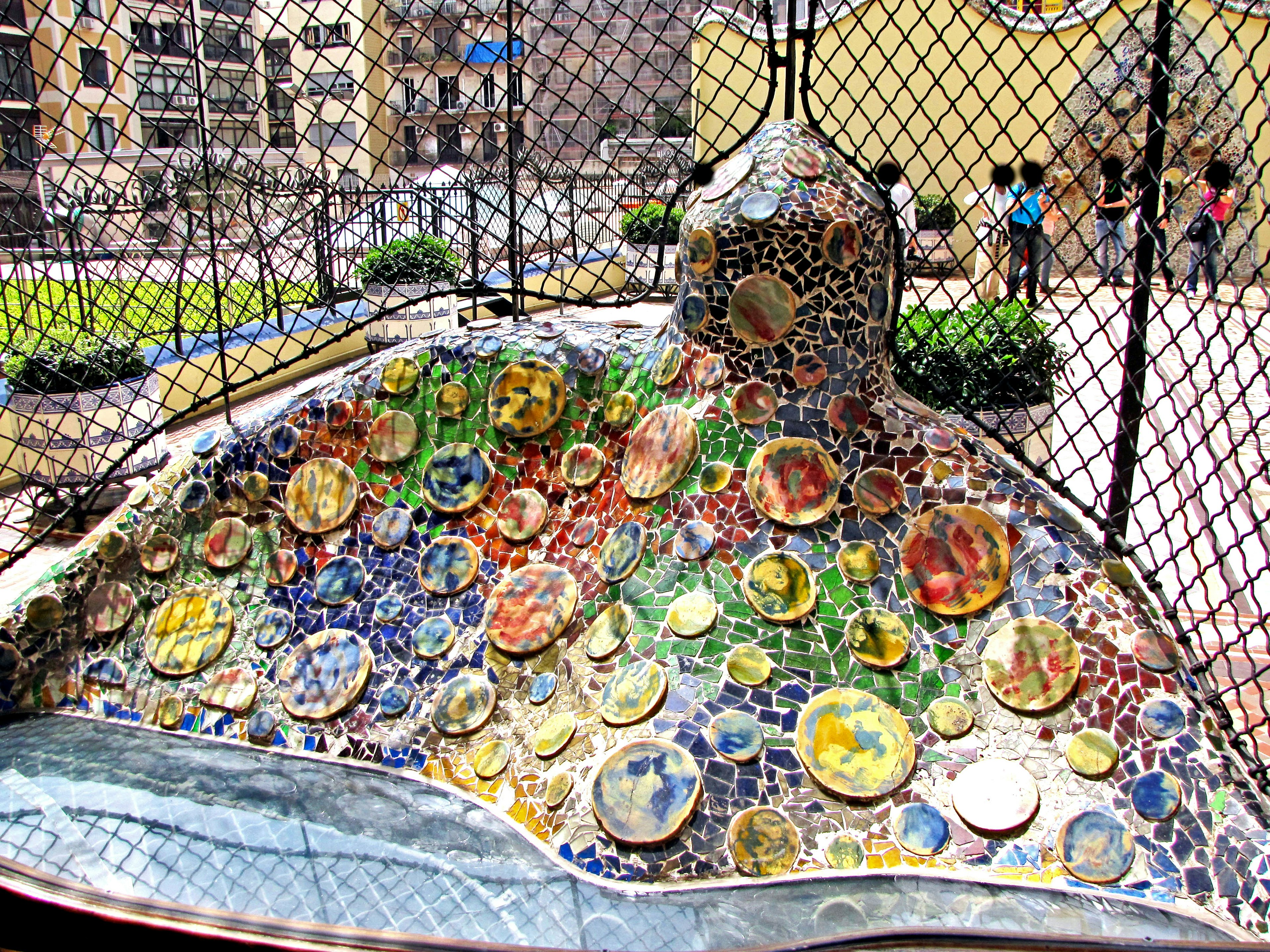 Fontaine carrelée colorée avec des motifs complexes et bâtiments environnants