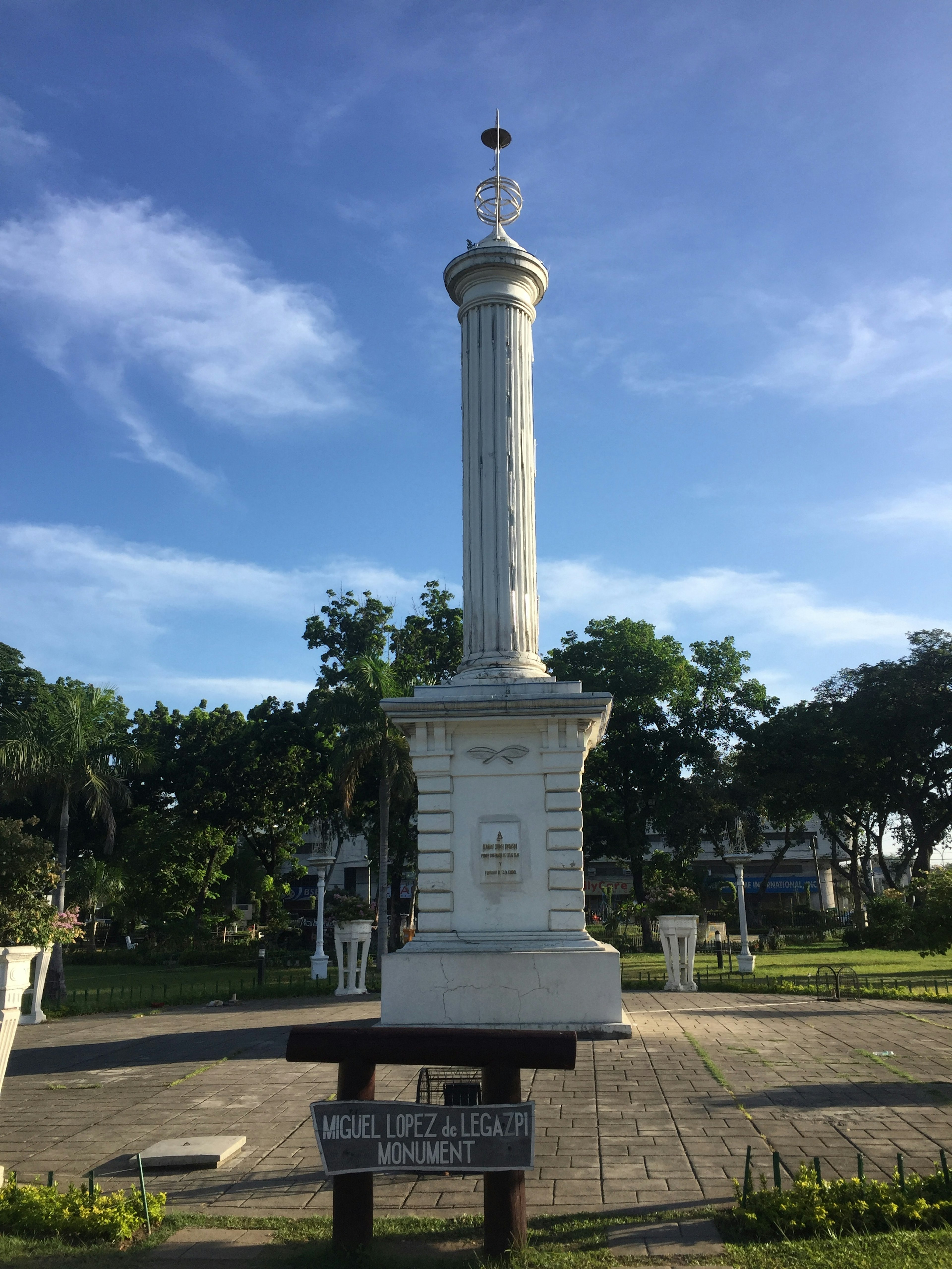 Ein weißes Denkmal steht unter einem blauen Himmel