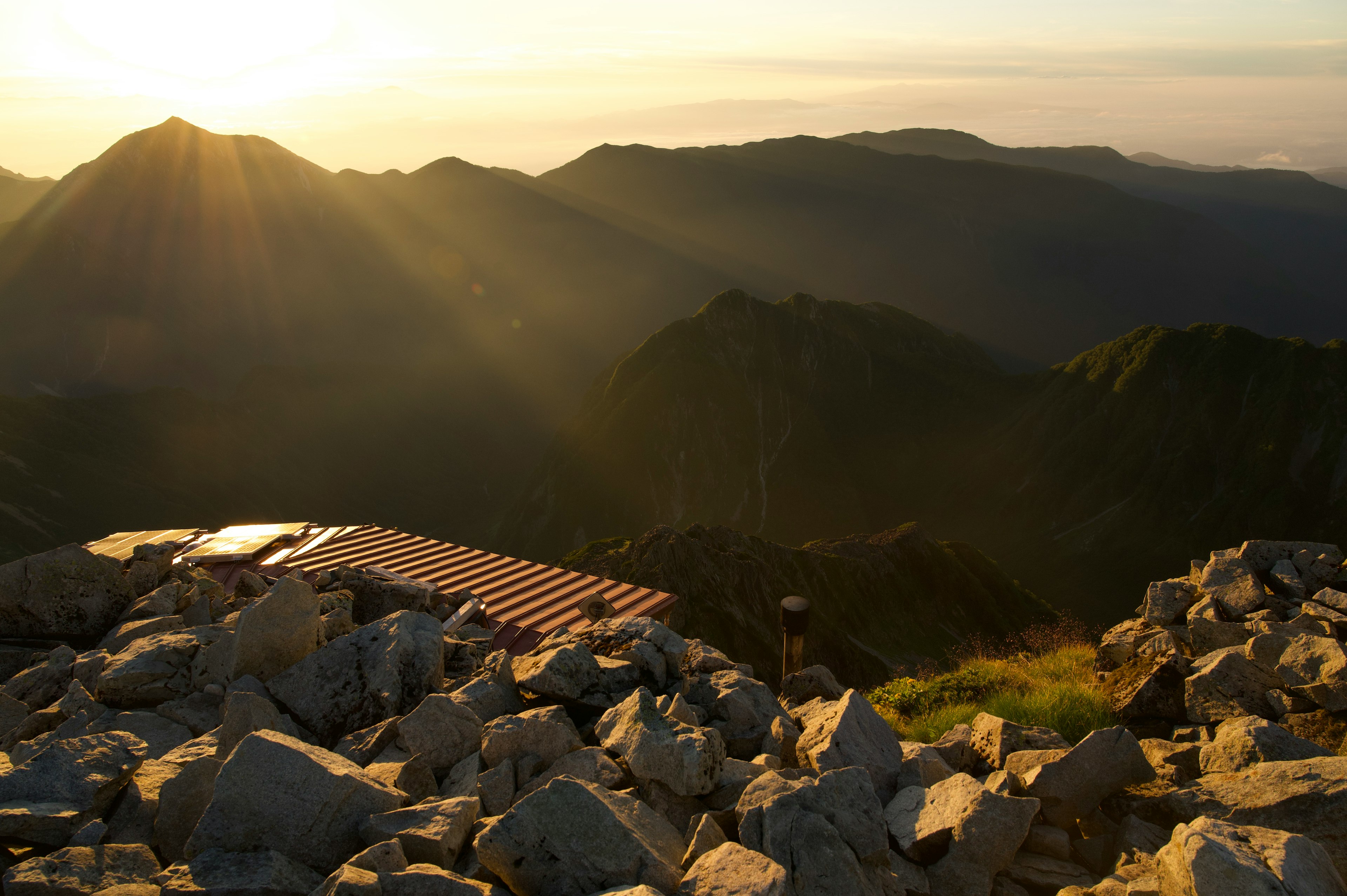 山の頂上からの美しい景色 日の出の光が山々を照らす