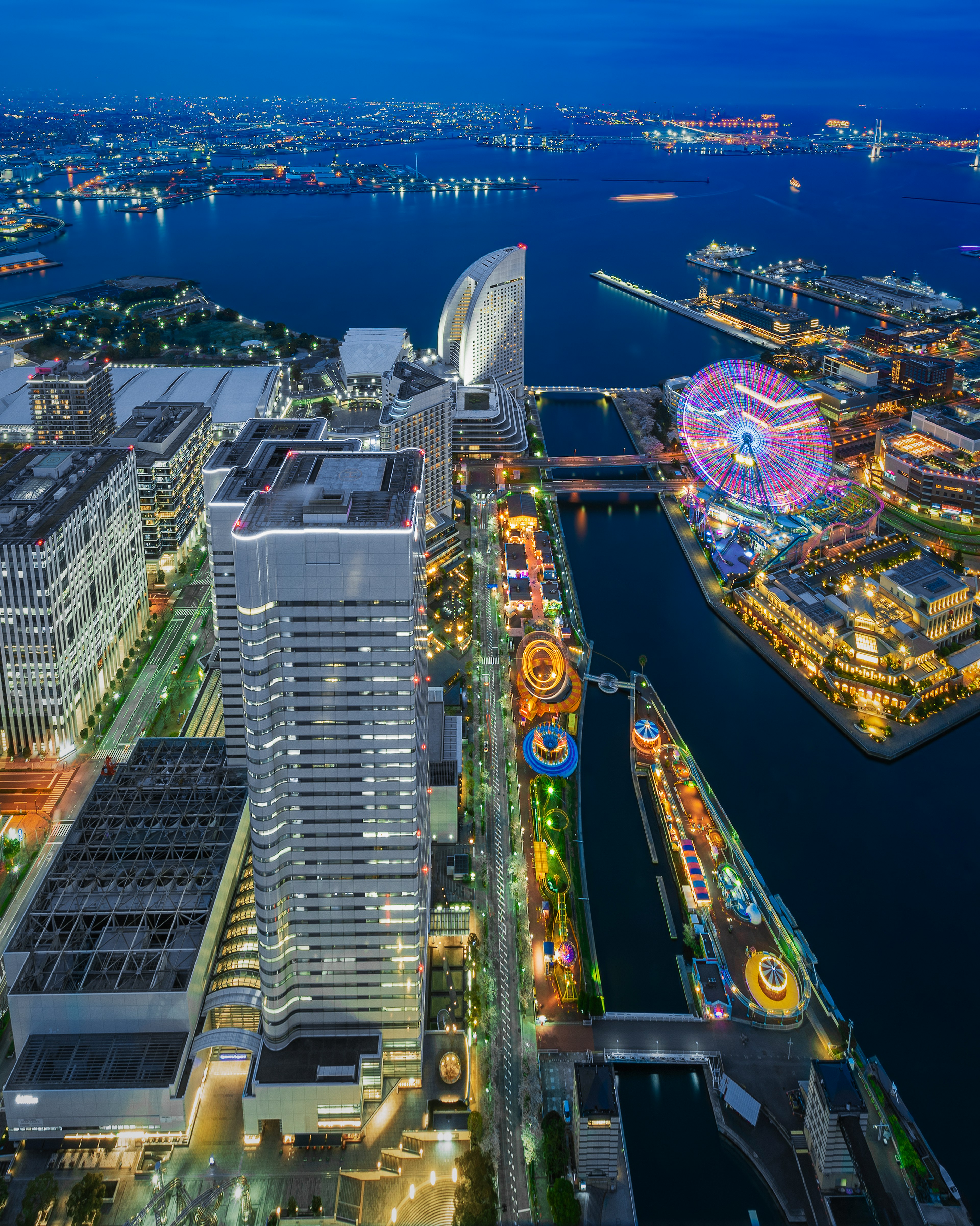 Vue aérienne de la ville de Yokohama la nuit avec des attractions en bord de mer