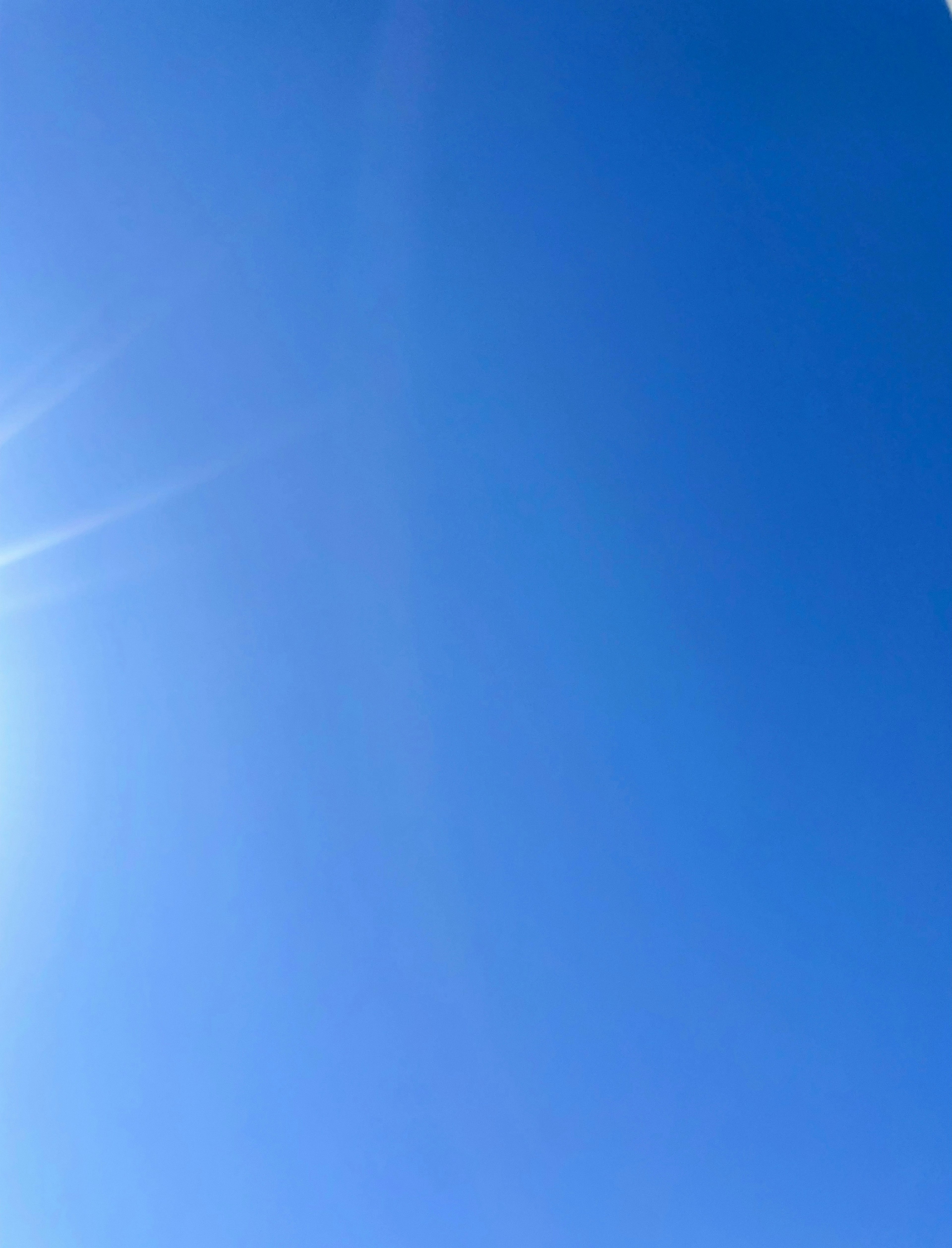 Weitläufiger klarer blauer Himmel mit Sonnenlicht