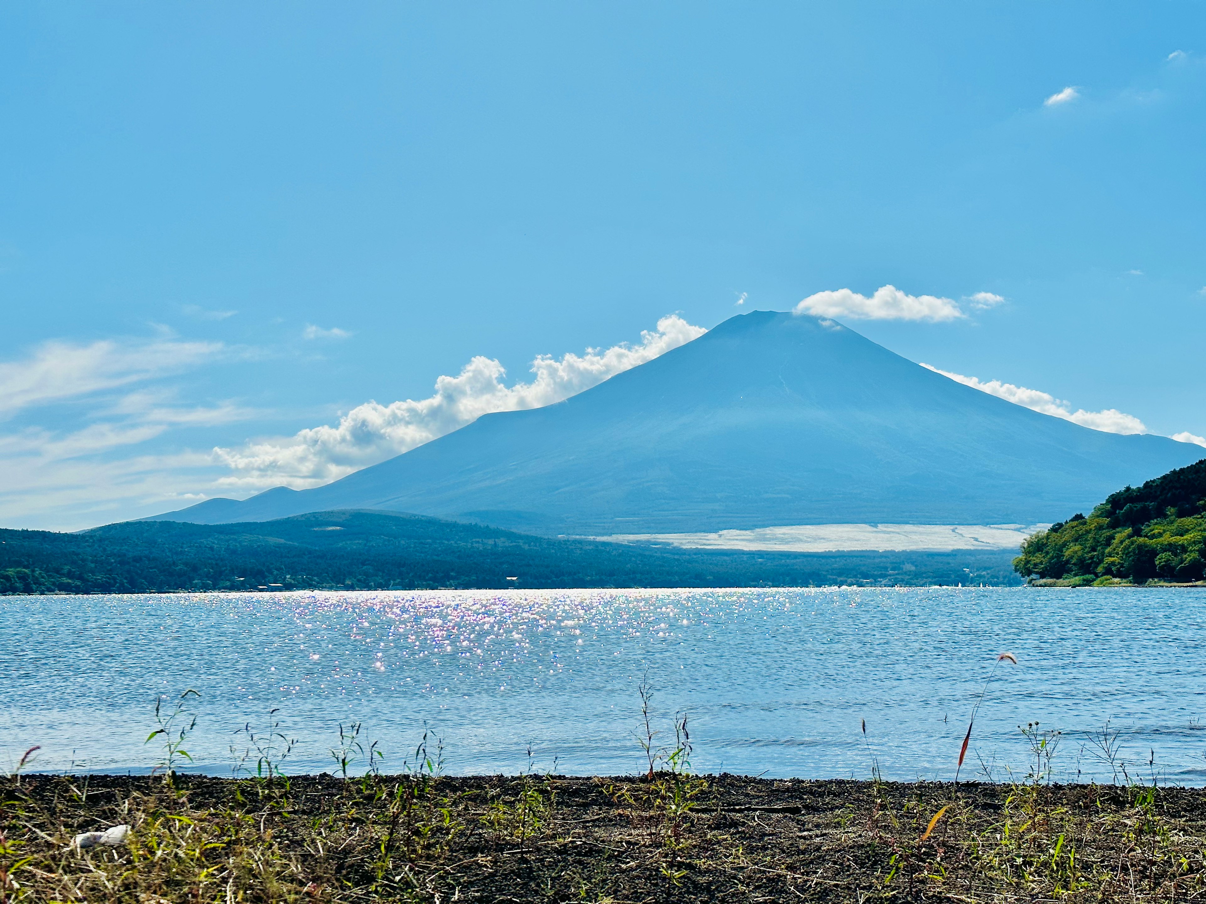湖对面富士山的风景清澈的蓝天和散开的云