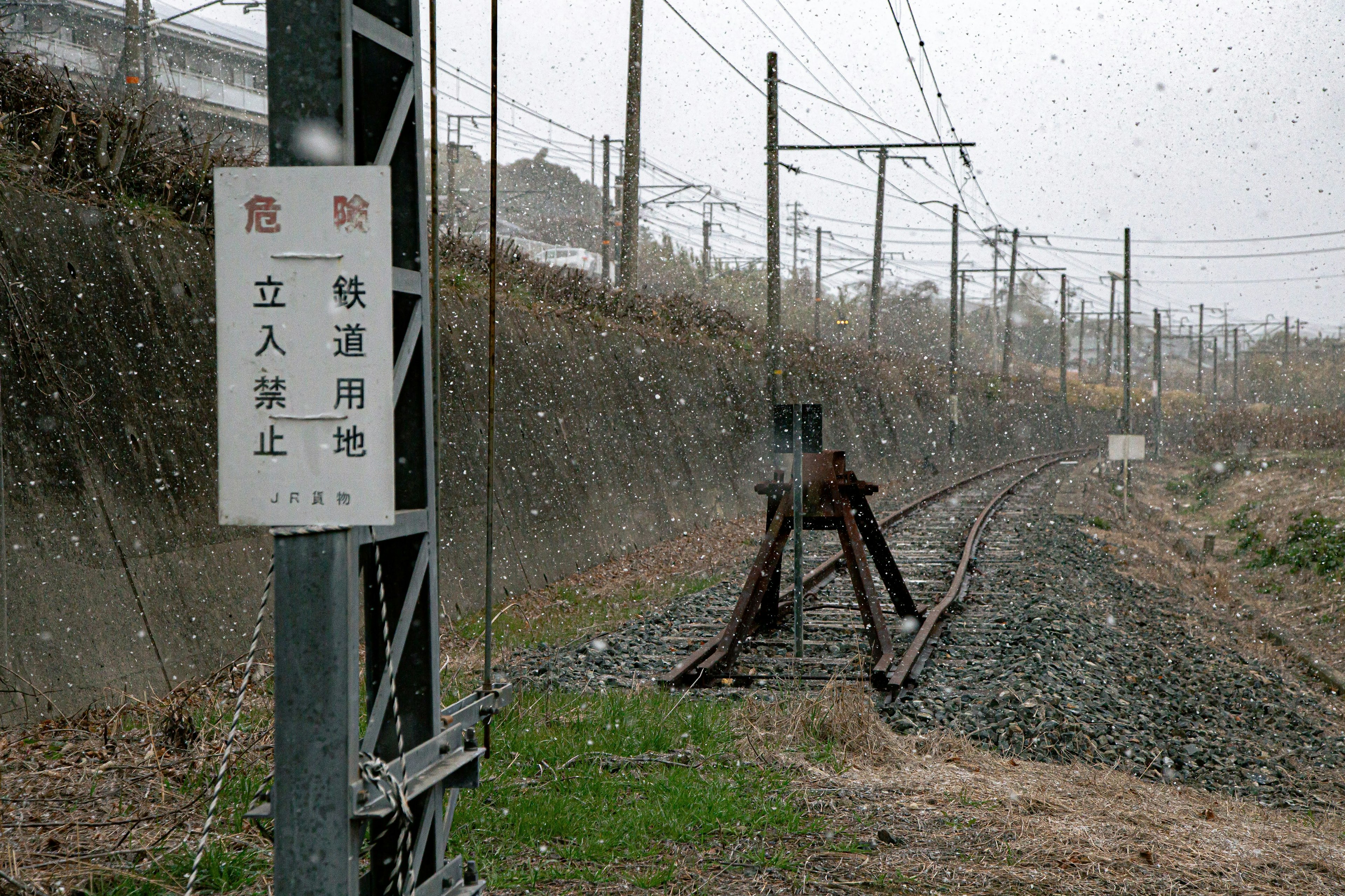 雪中的鐵路場景和標誌