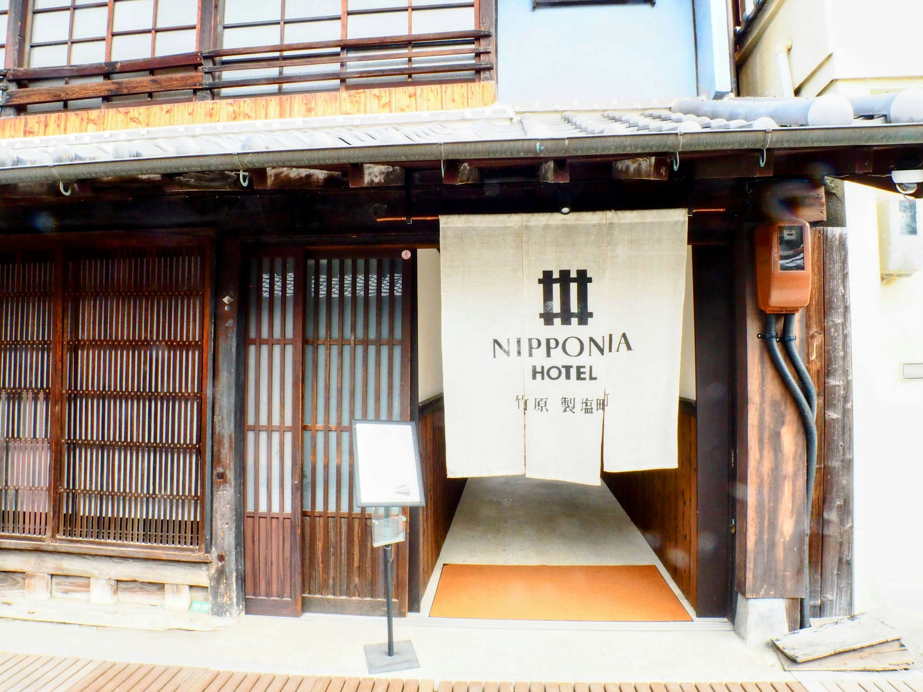 传统日本酒店的入口，标有Nipponia Hotel的标志