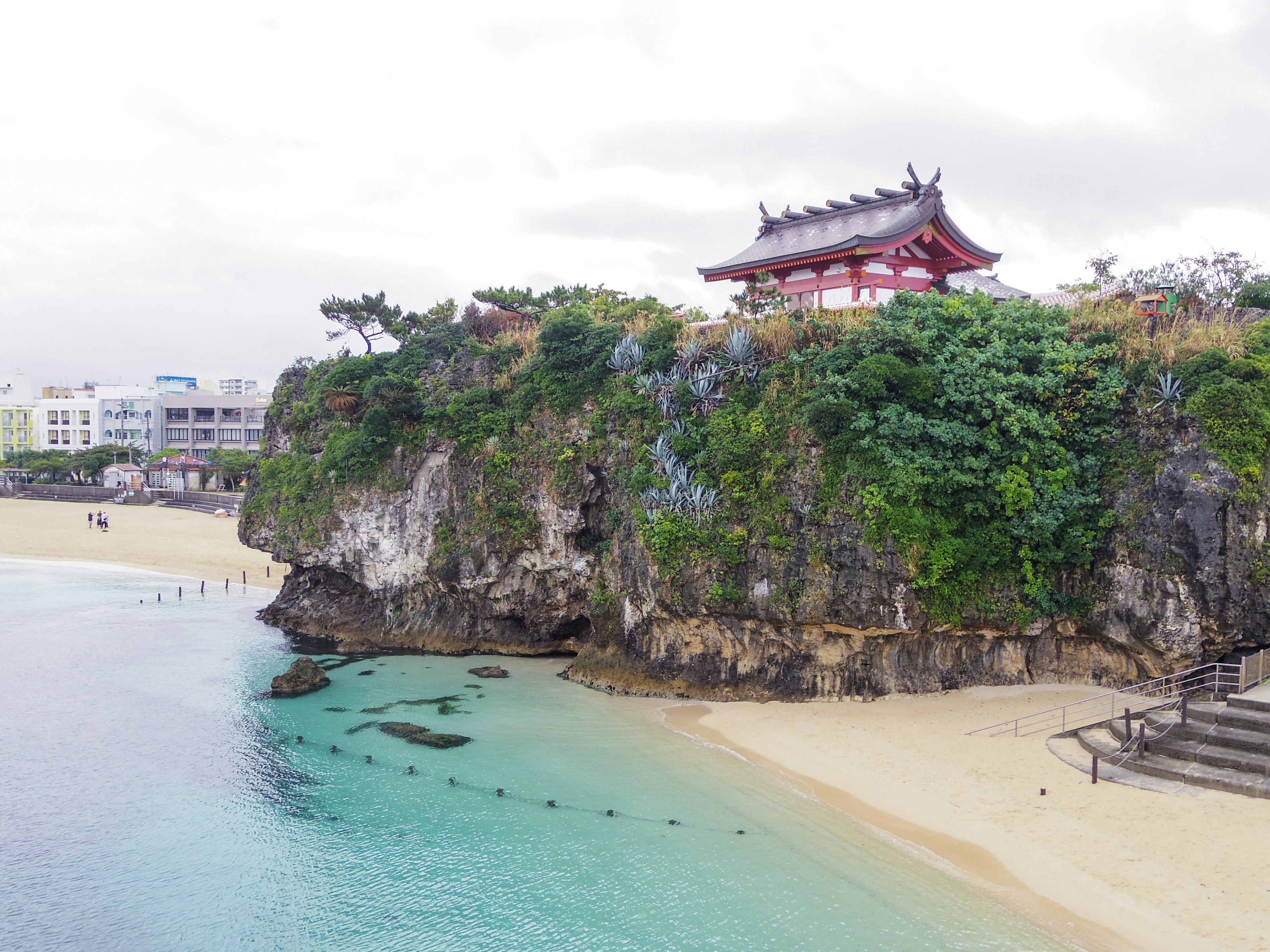 赤い屋根の神社がある海岸の崖と透明な海