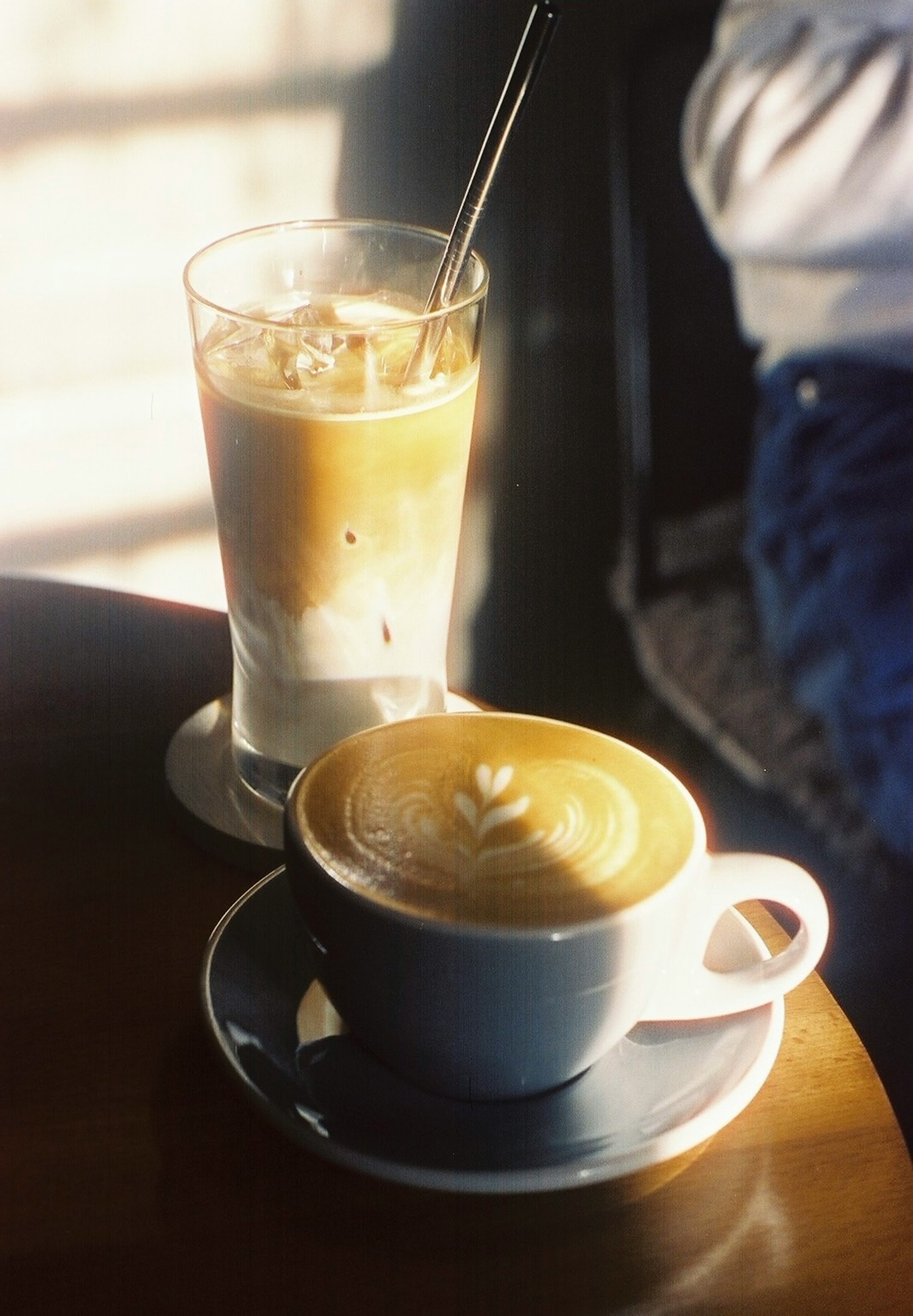 Café helado y latte colocados sobre una mesa