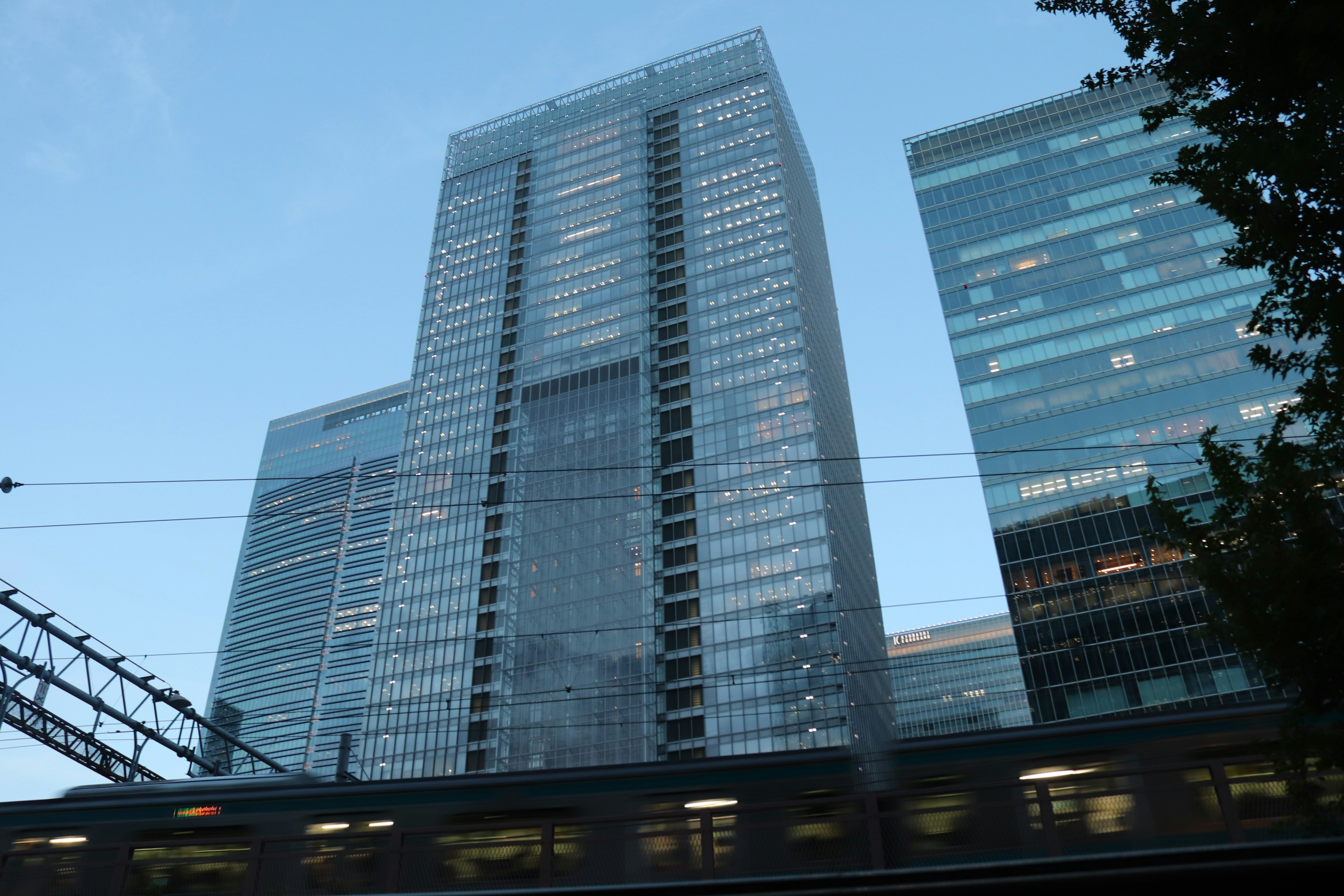 Skyline urbana con alti edifici in vetro al crepuscolo