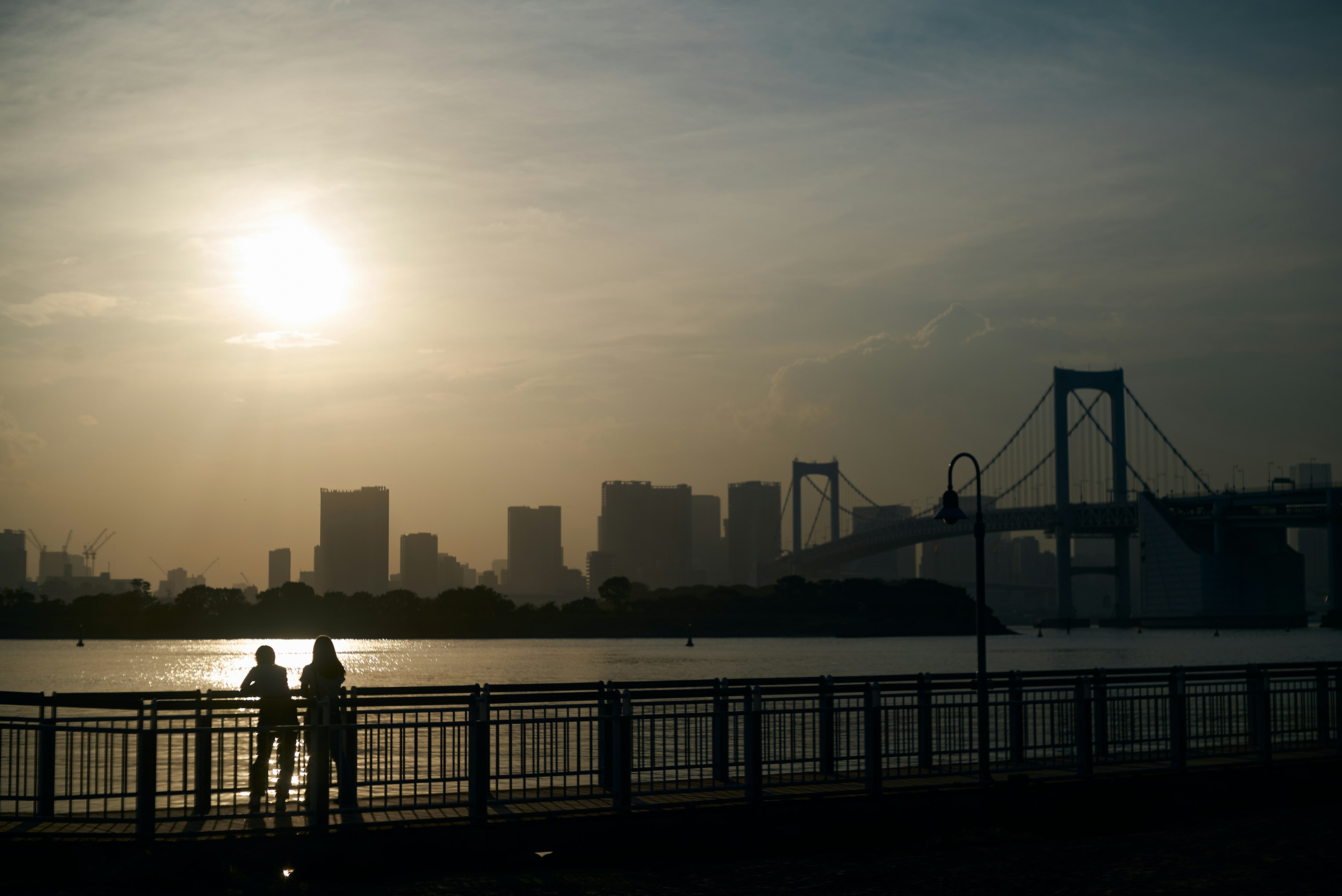 夕日をバックにしたカップルと都市のシルエット