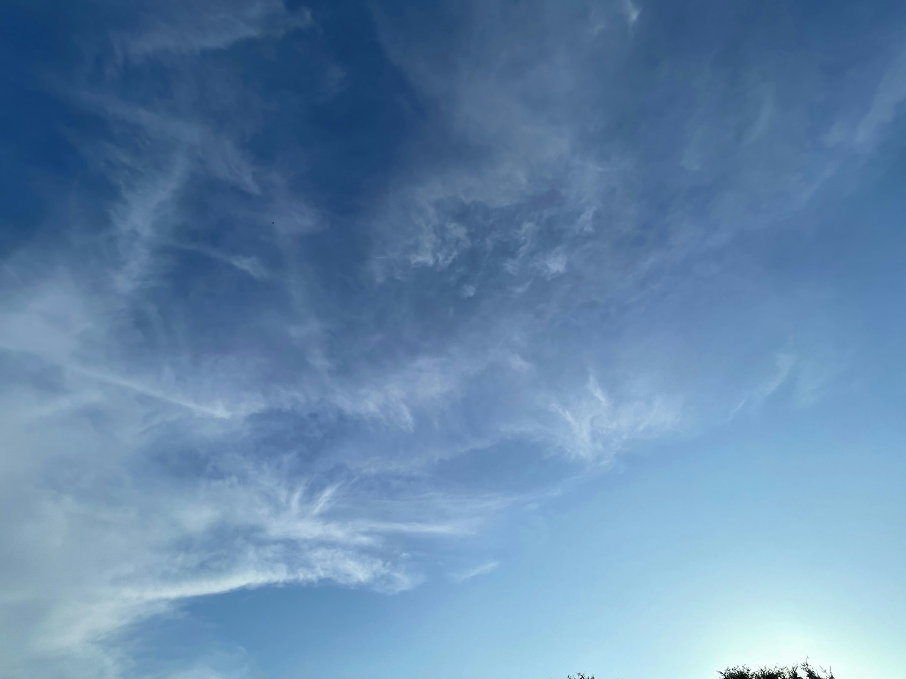 Ein blauer Himmel mit verstreuten weißen Wolken