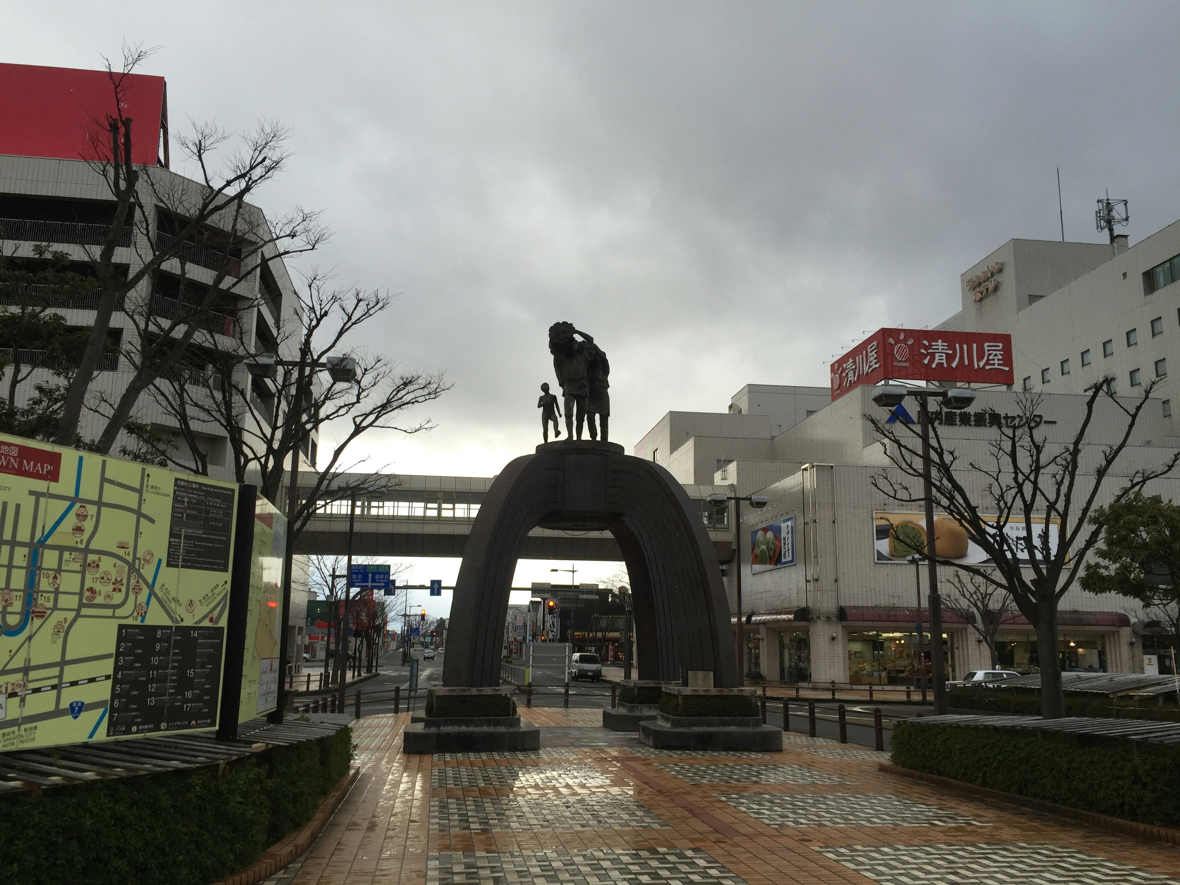 Estatua de un caballo y un jinete rodeada de un paisaje urbano en un día nublado