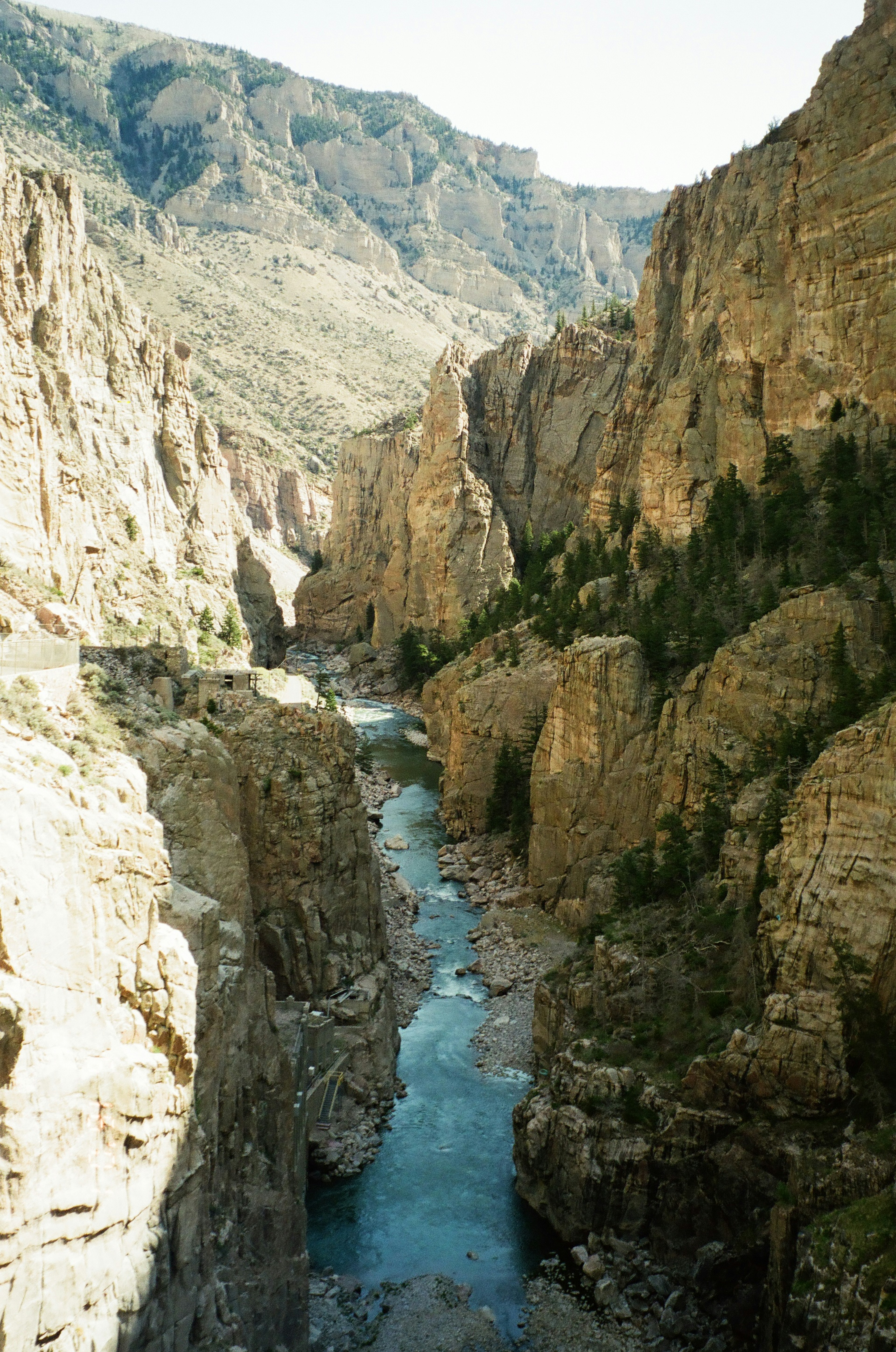 Vista escénica de un cañón con un río que fluye