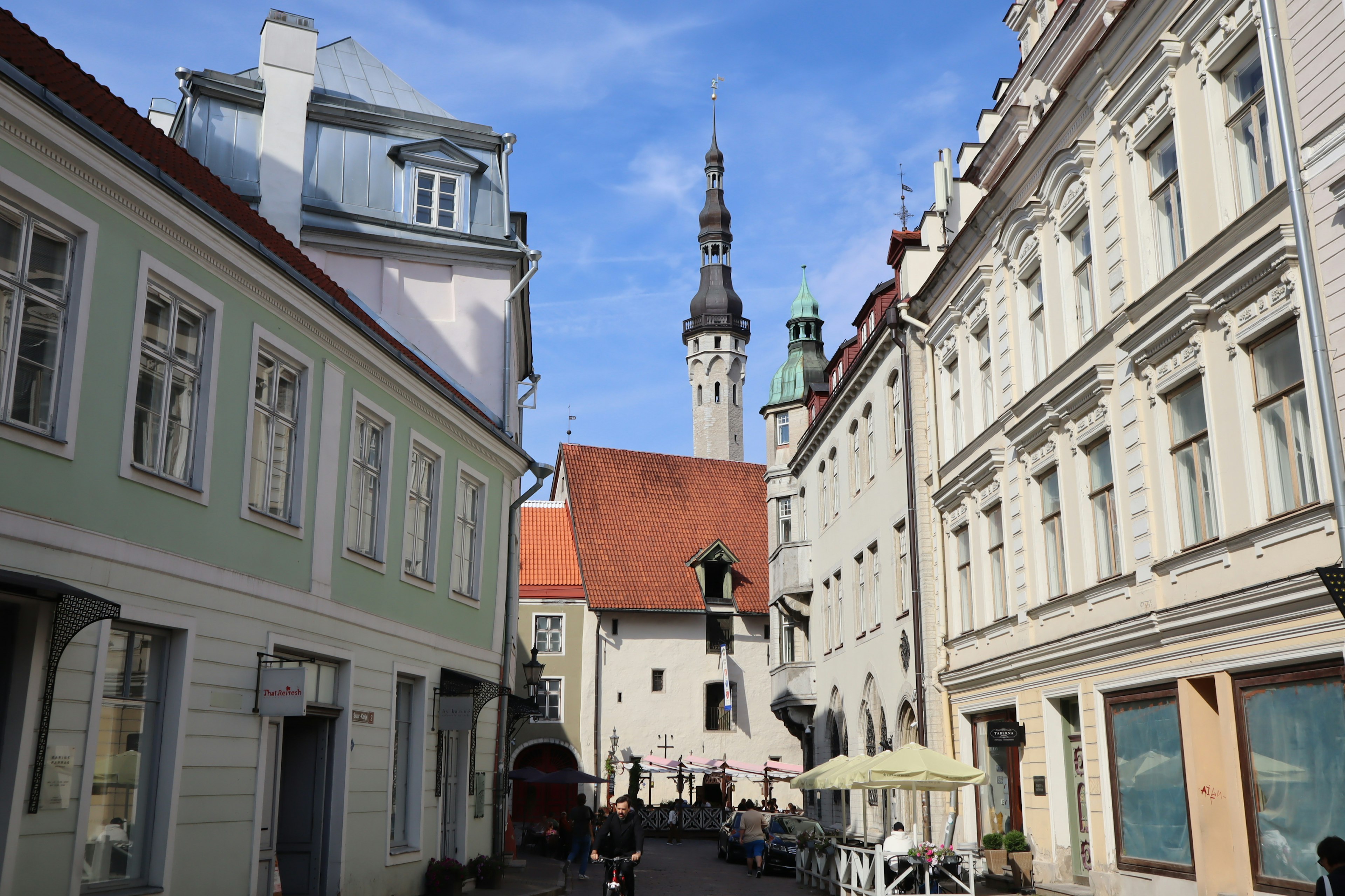 Vista di una strada affascinante nella città vecchia di Tallinn con edifici storici e una torre