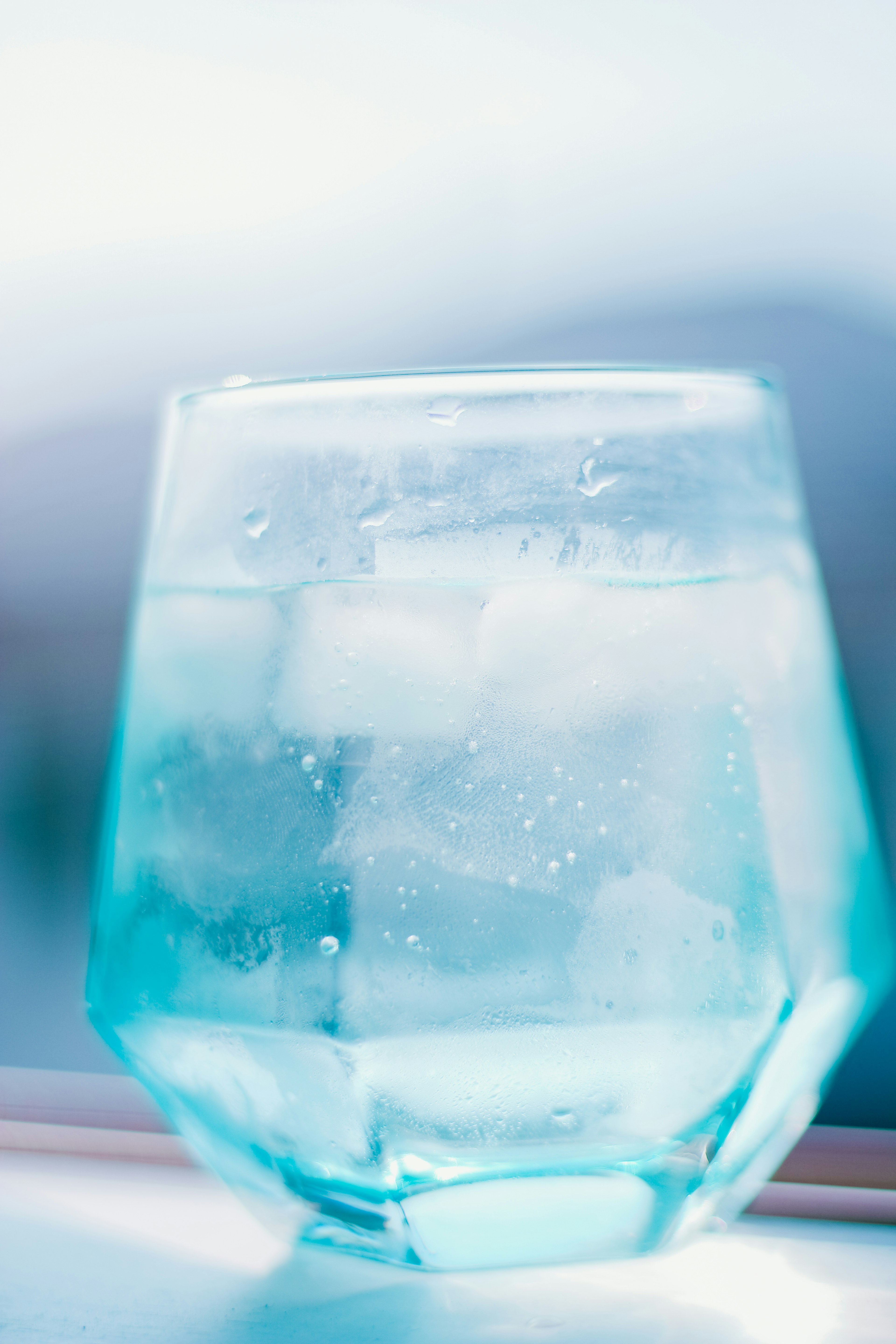 Vaso transparente con agua y cubitos de hielo