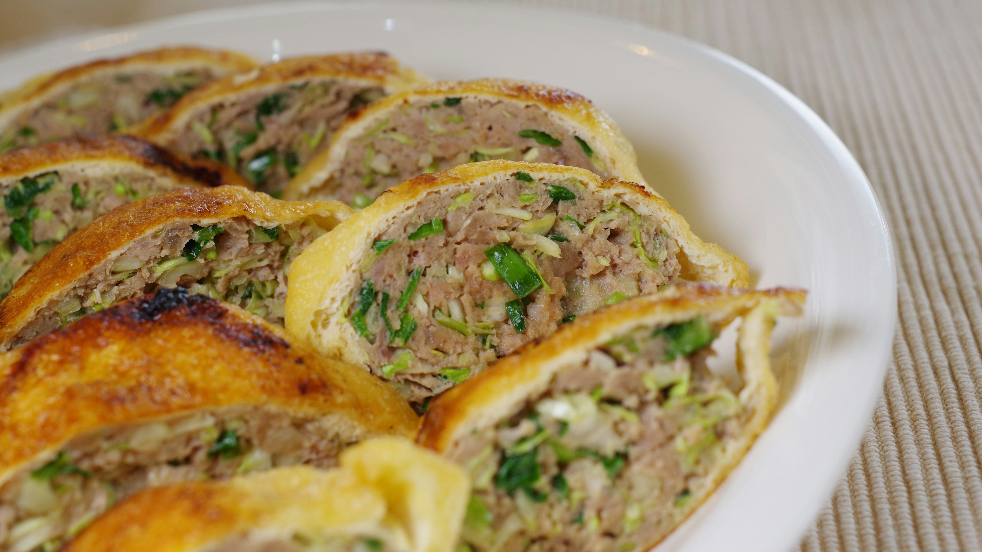 Torta japonesa enrollada en rodajas con carne y verduras